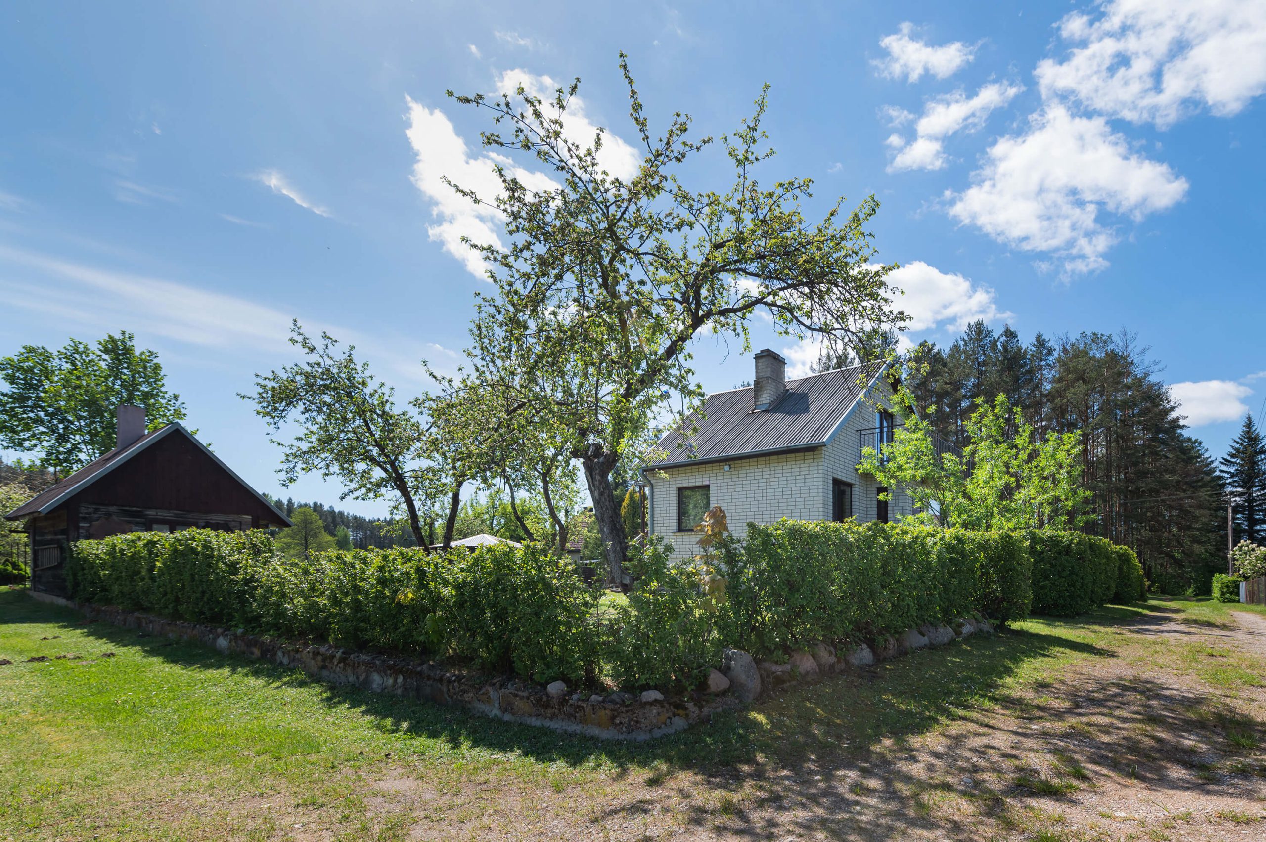 Išpuoselėta sodyba-namas su erdviu (22 a.) kraštiniu sklypu