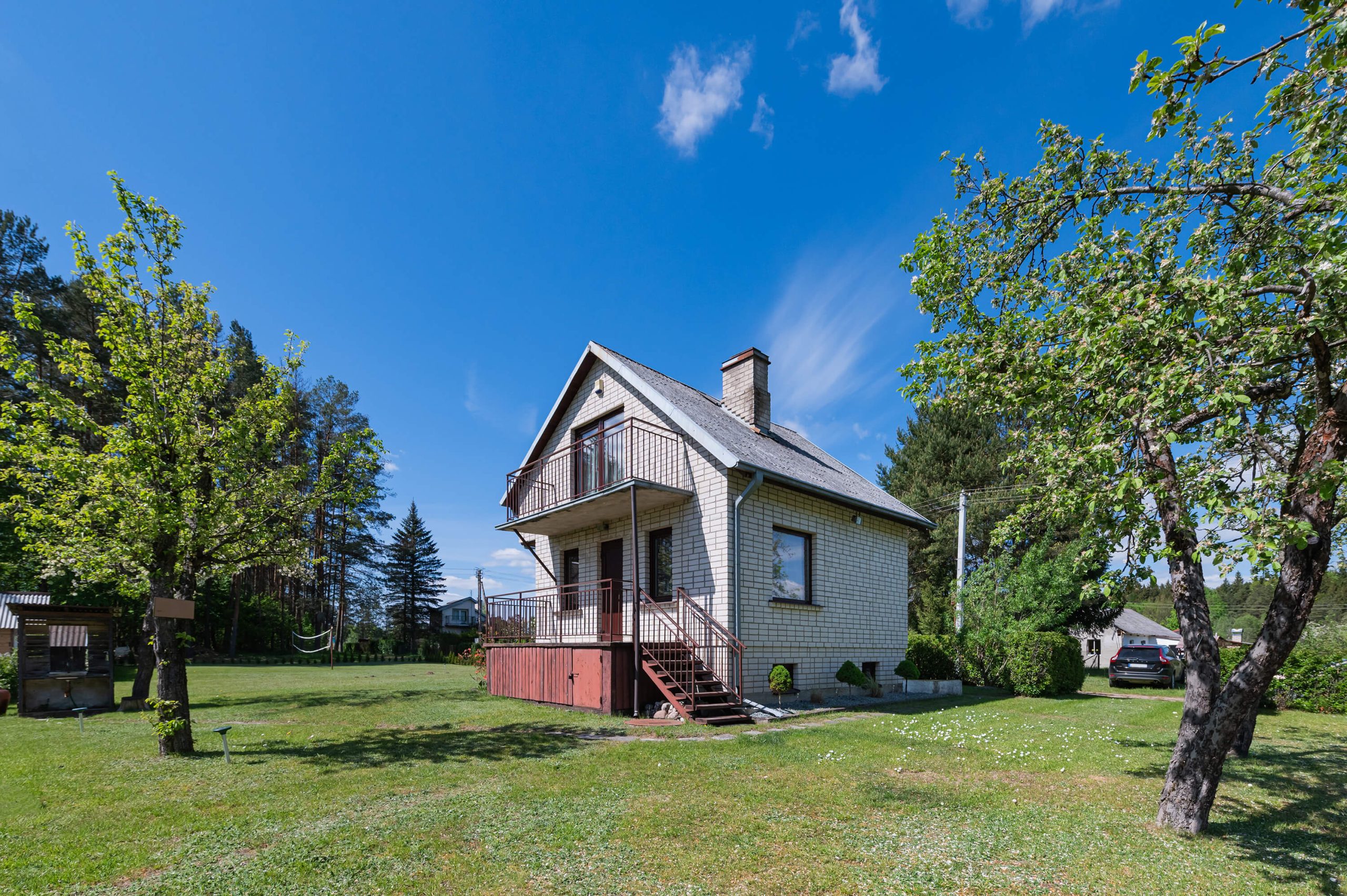 Išpuoselėta sodyba-namas su erdviu (22 a.) kraštiniu sklypu