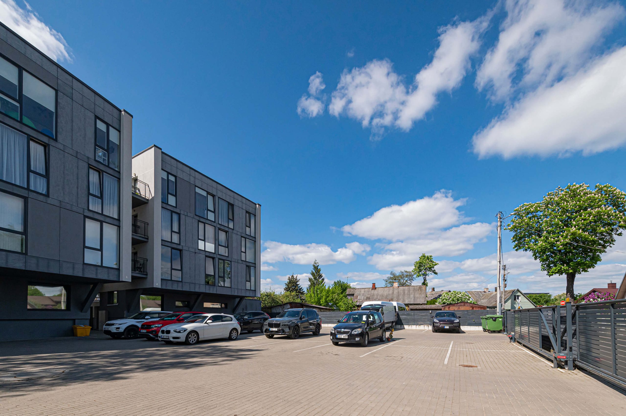 Parduodamas itin šviesus ir ekonomiškas dviejų kambarių butas netoli centrinės miesto dalies