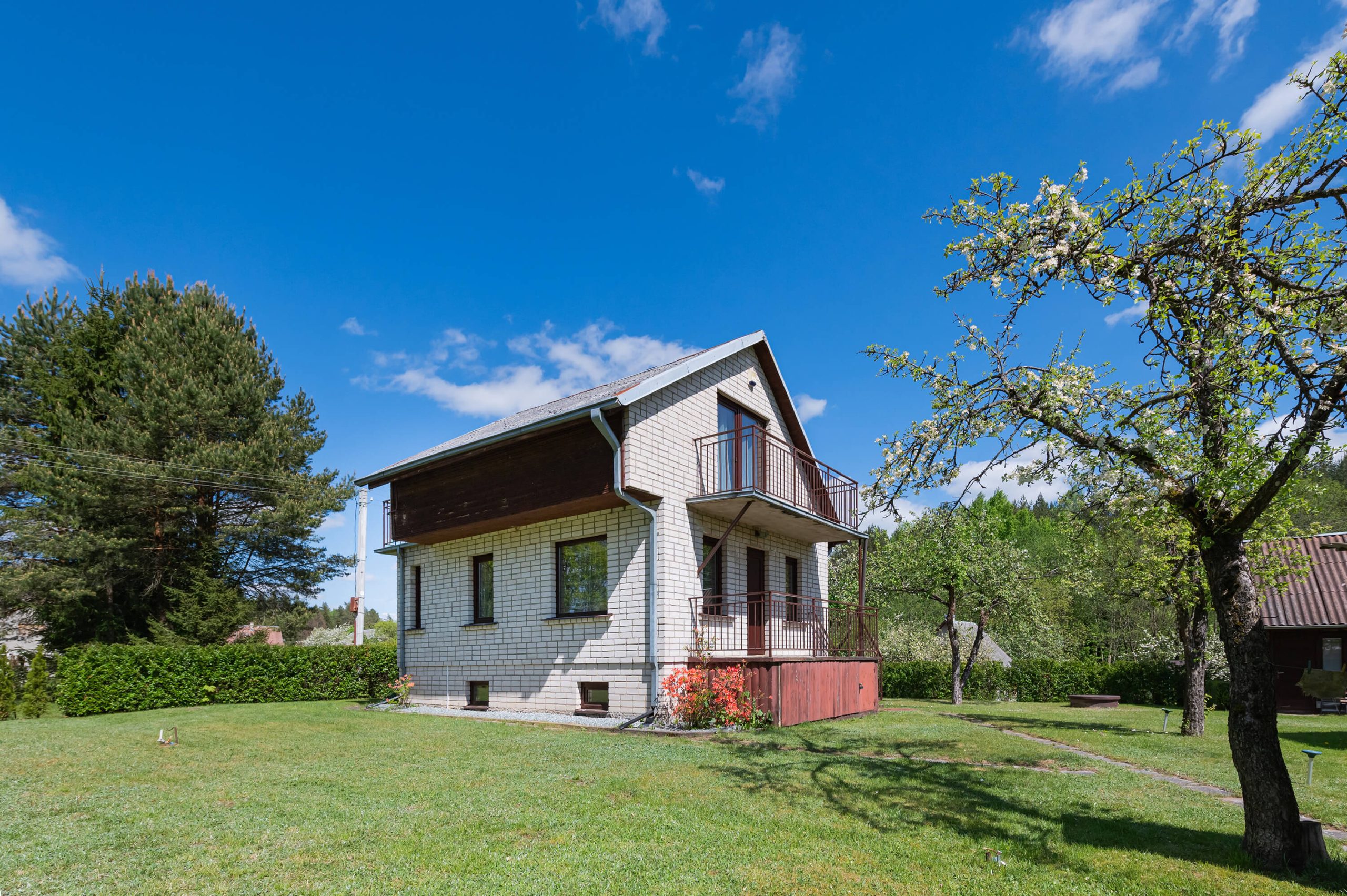 Išpuoselėta sodyba-namas su erdviu (22 a.) kraštiniu sklypu