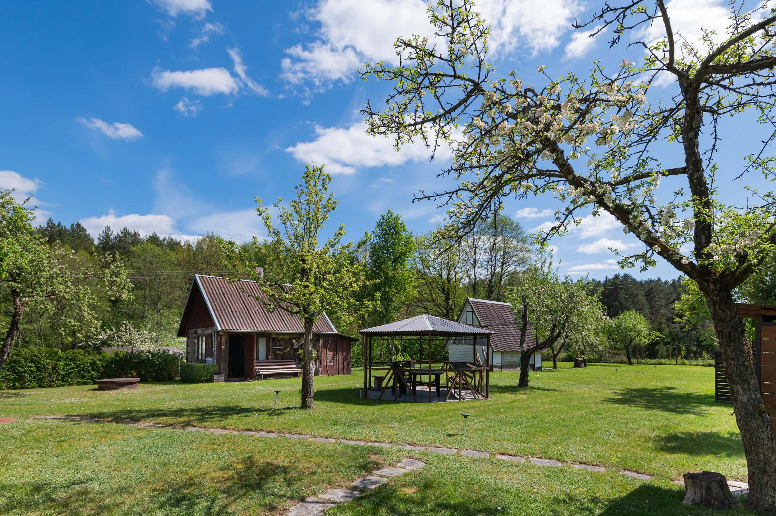 Išpuoselėta sodyba-namas su erdviu (22 a.) kraštiniu sklypu