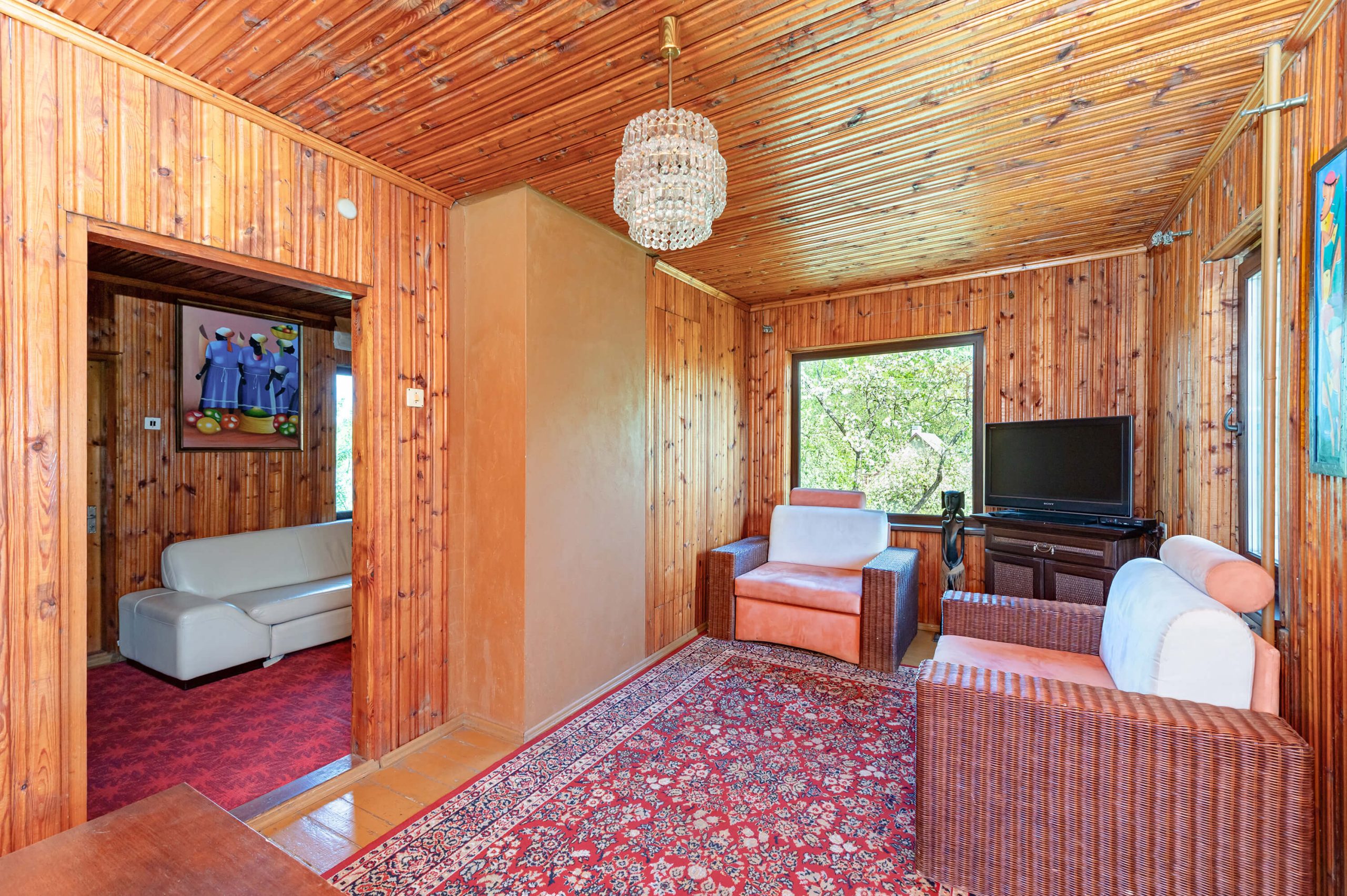 Išpuoselėta sodyba-namas su erdviu (22 a.) kraštiniu sklypu