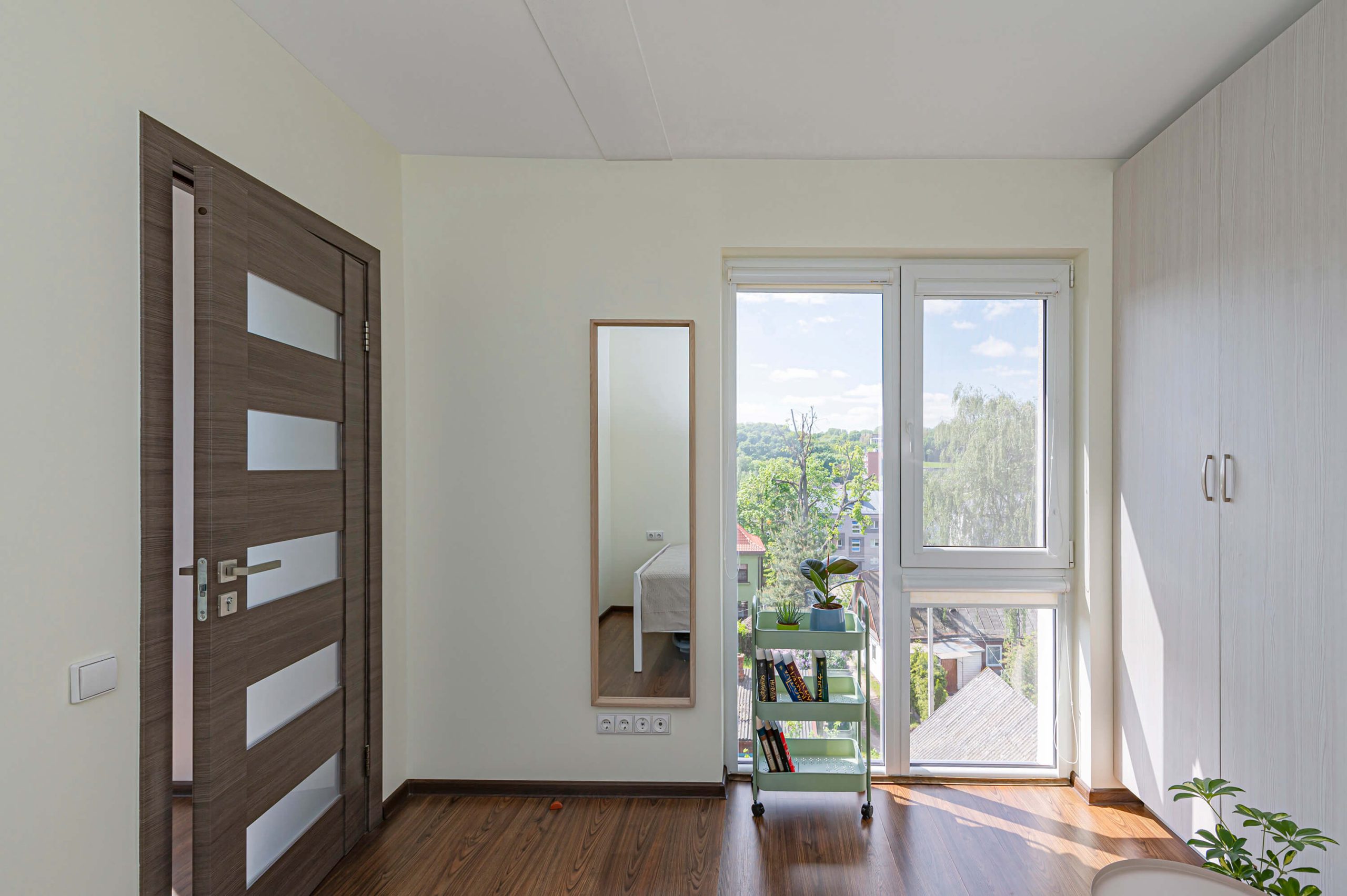 Parduodamas itin šviesus ir ekonomiškas dviejų kambarių butas netoli centrinės miesto dalies