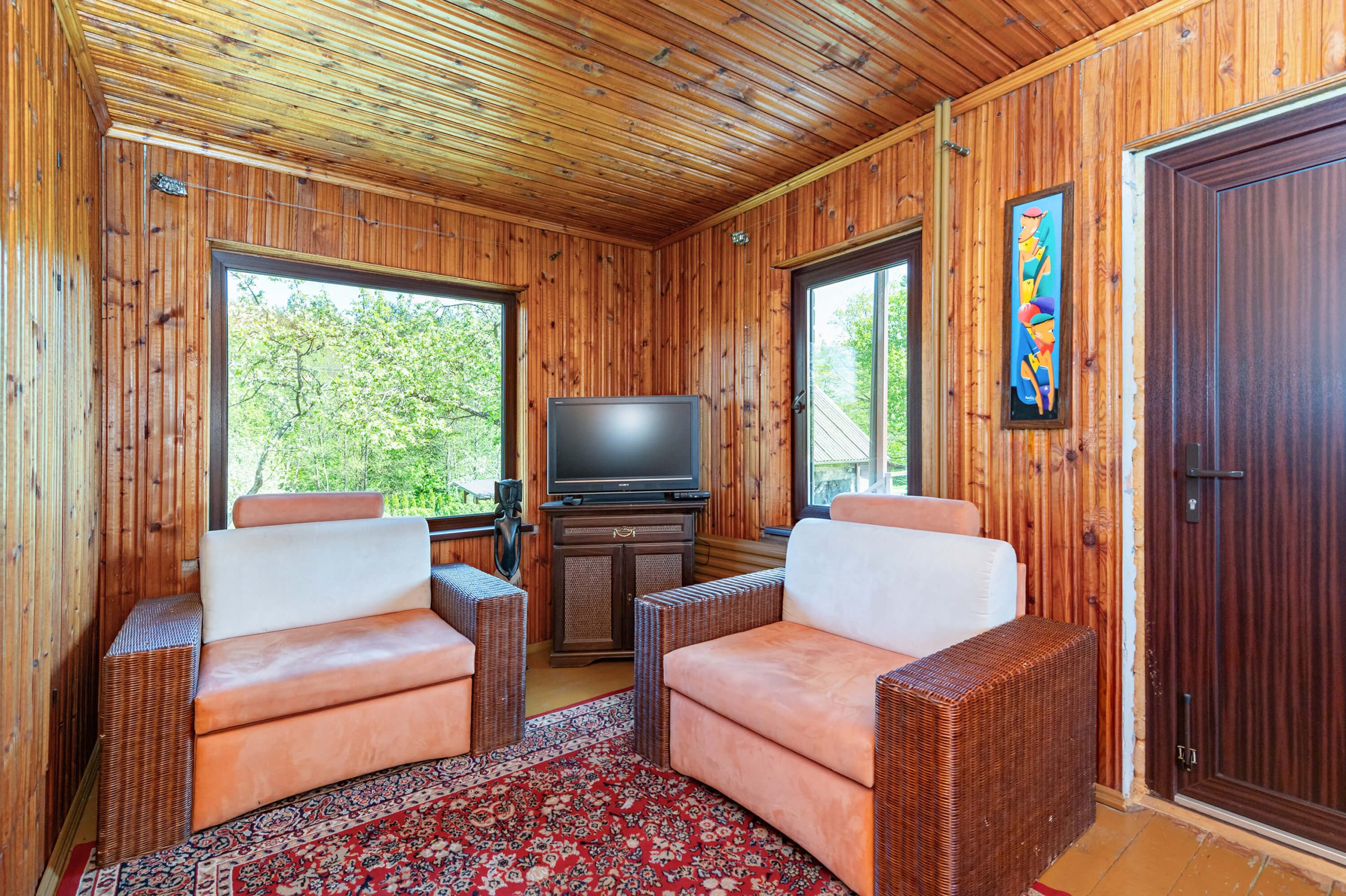 Išpuoselėta sodyba-namas su erdviu (22 a.) kraštiniu sklypu