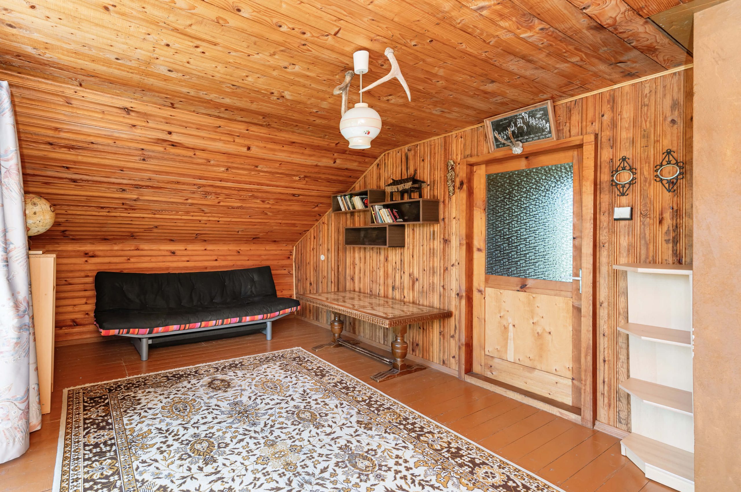 Išpuoselėta sodyba-namas su erdviu (22 a.) kraštiniu sklypu