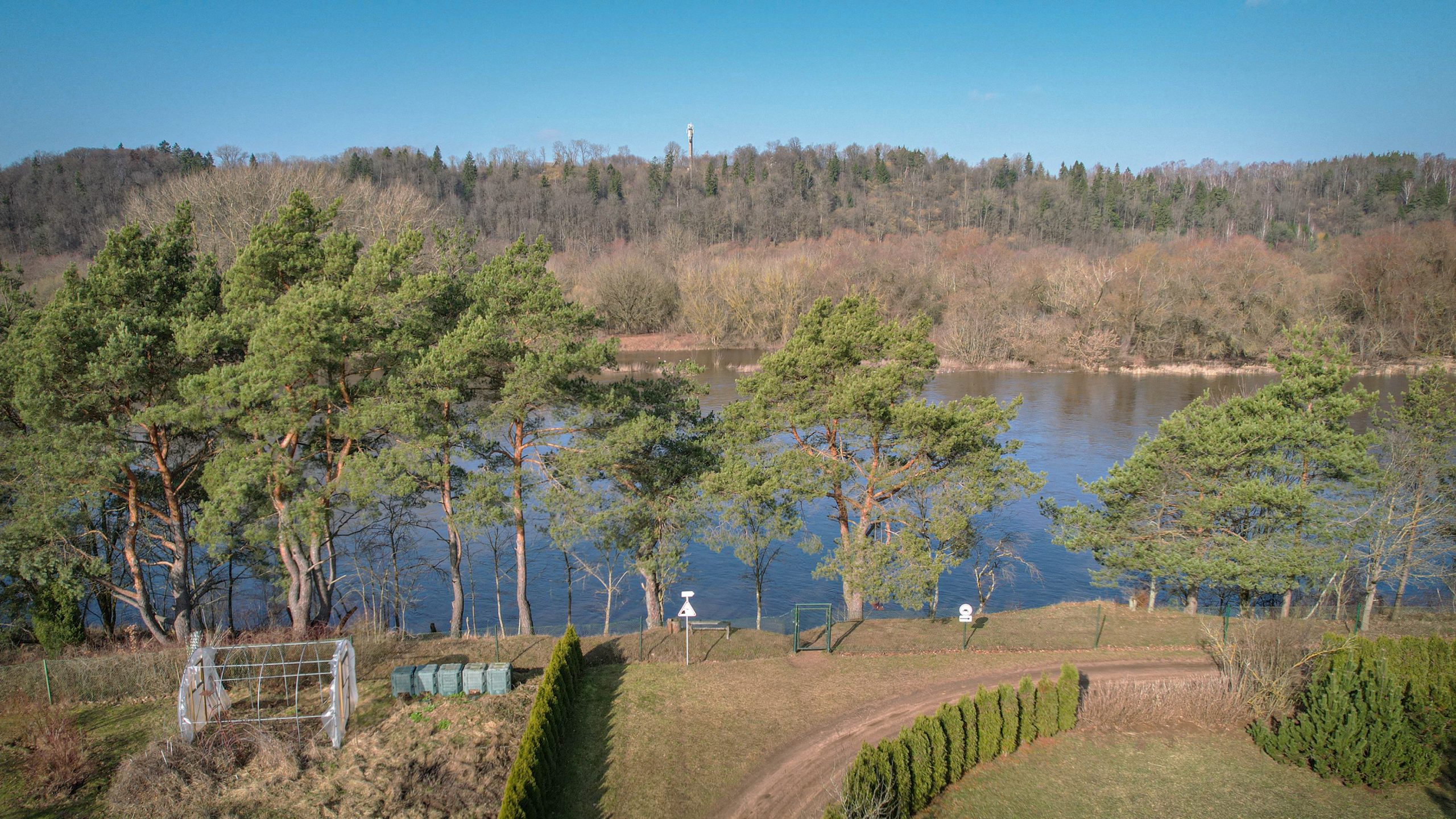 A+ klasės namas tarpe pušynų ir Neries (Salupiai)