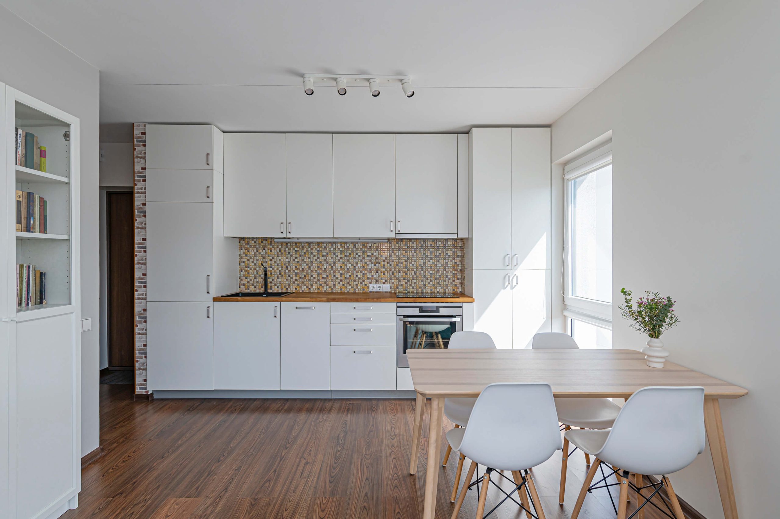 Parduodamas itin šviesus ir ekonomiškas dviejų kambarių butas netoli centrinės miesto dalies