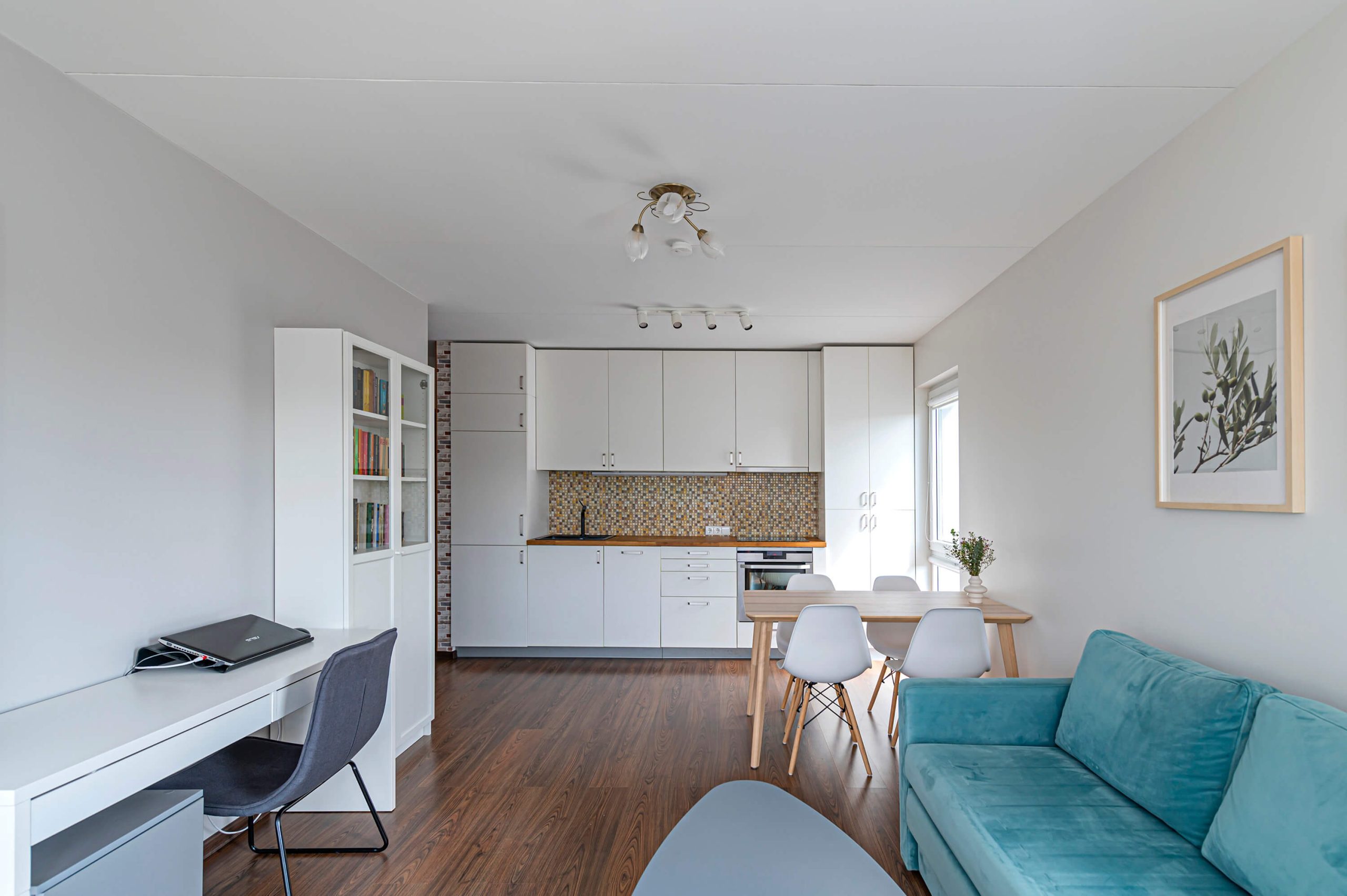 Parduodamas itin šviesus ir ekonomiškas dviejų kambarių butas netoli centrinės miesto dalies