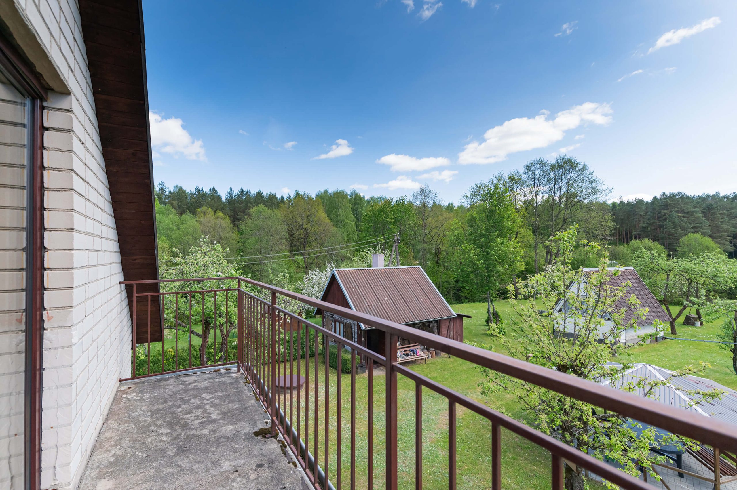 Išpuoselėta sodyba-namas su erdviu (22 a.) kraštiniu sklypu