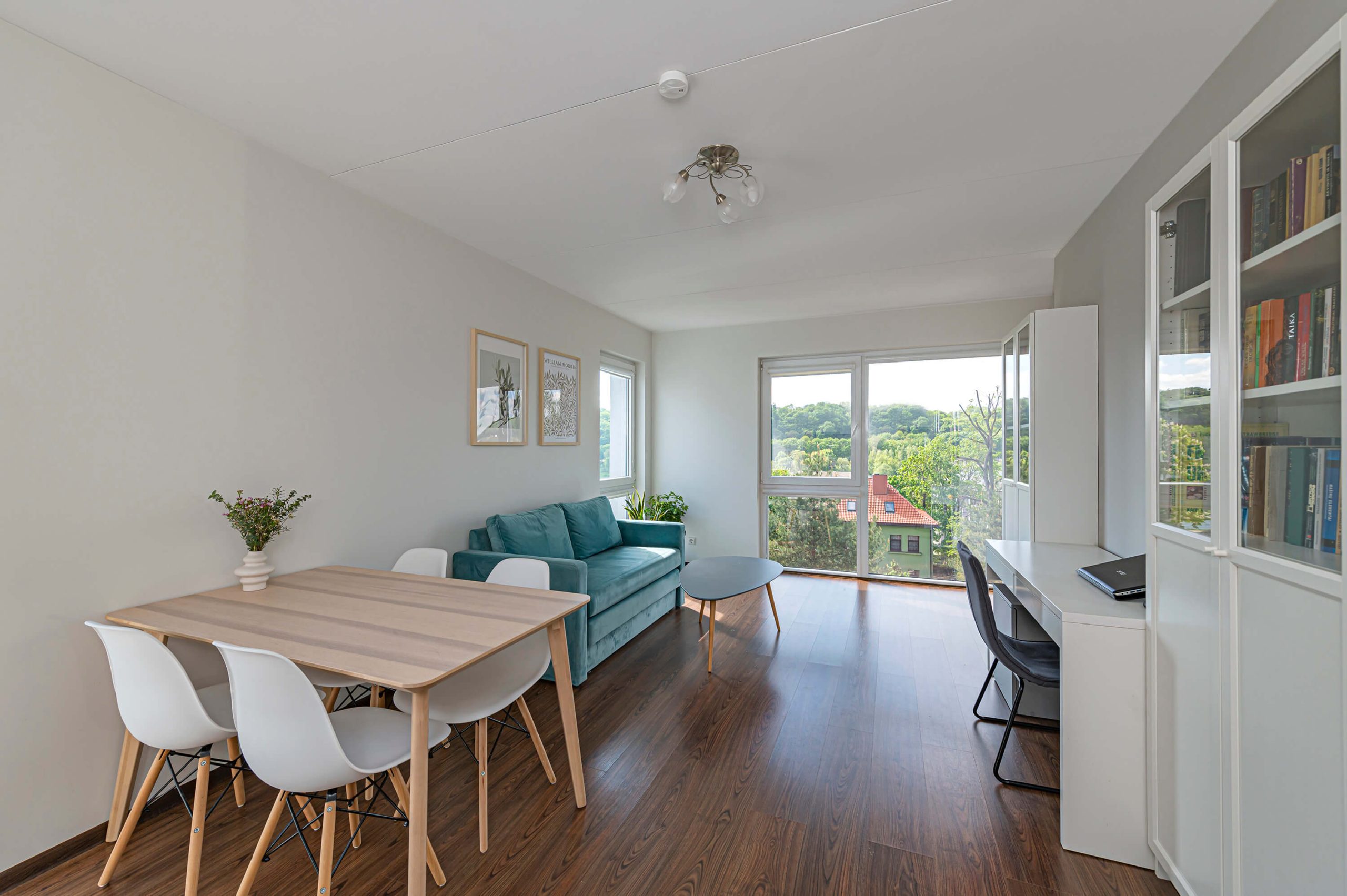 Parduodamas itin šviesus ir ekonomiškas dviejų kambarių butas netoli centrinės miesto dalies