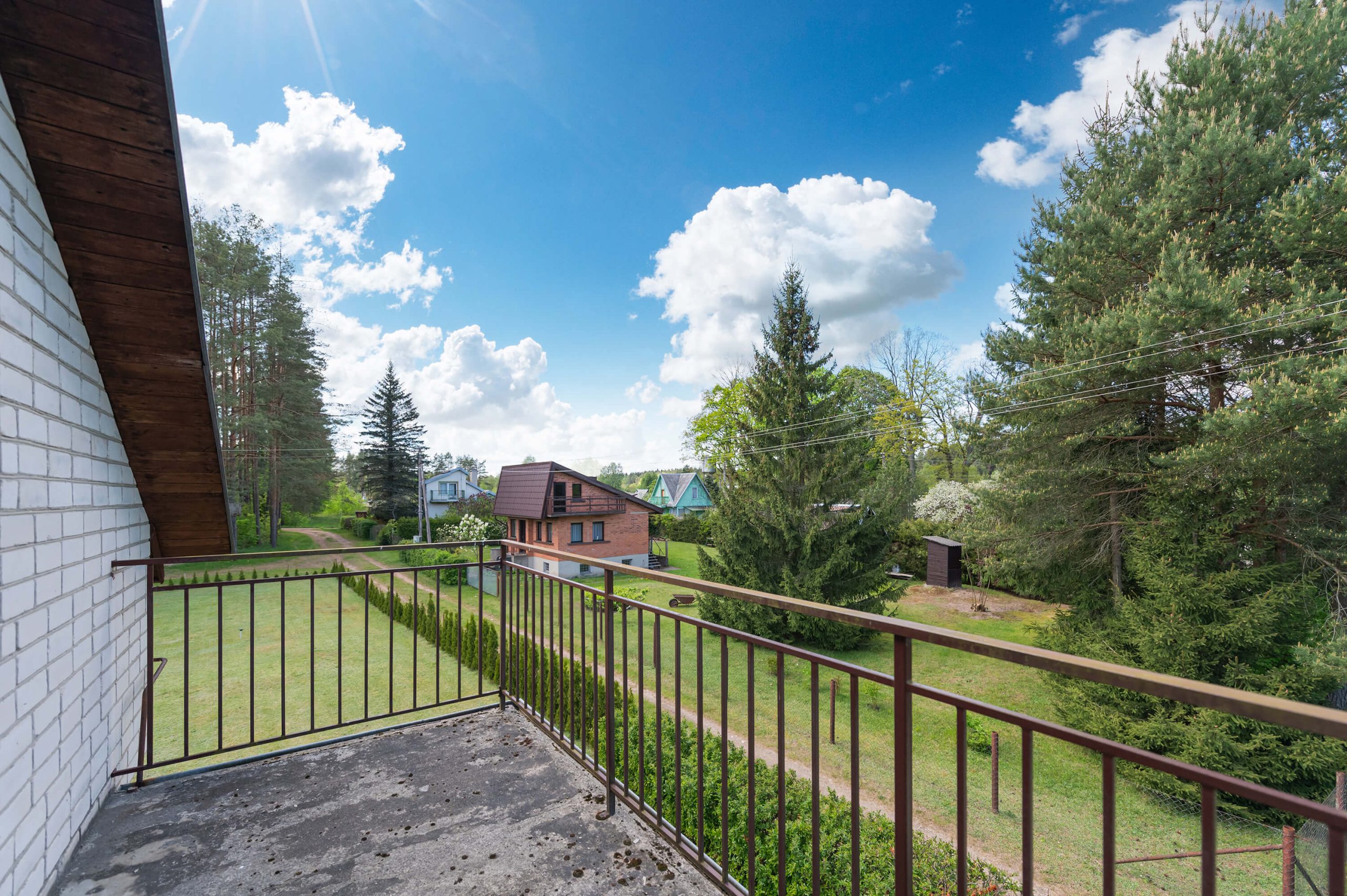 Išpuoselėta sodyba-namas su erdviu (22 a.) kraštiniu sklypu