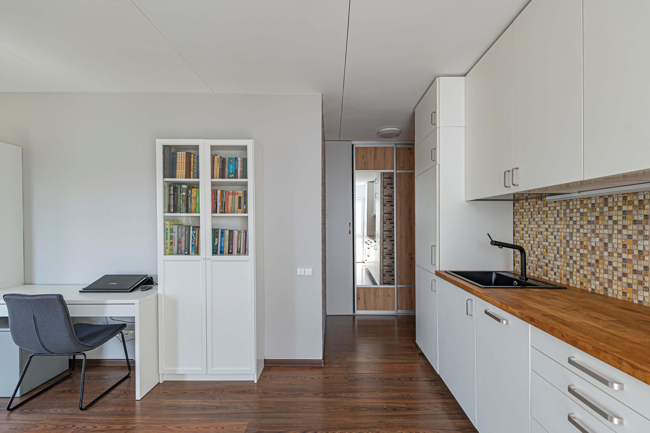 Parduodamas itin šviesus ir ekonomiškas dviejų kambarių butas netoli centrinės miesto dalies