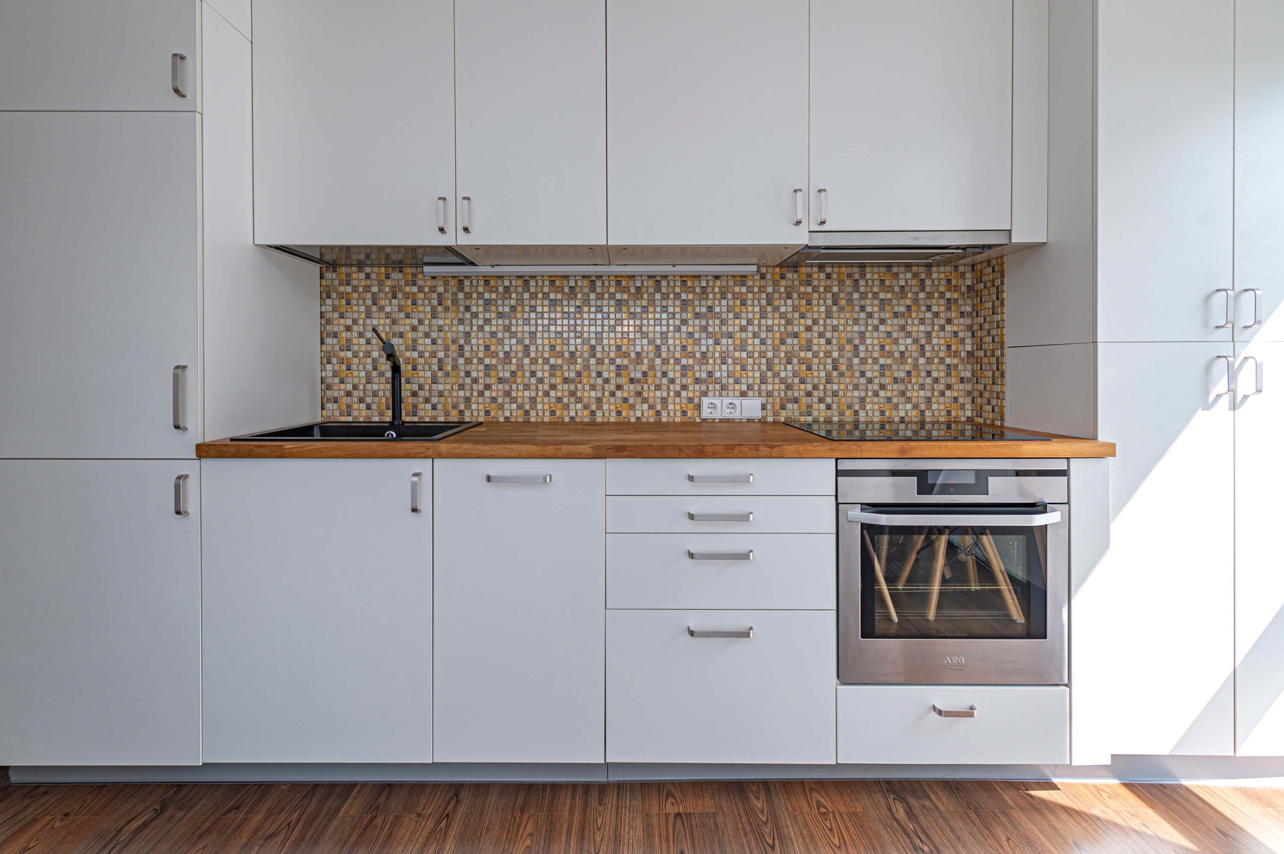 Parduodamas itin šviesus ir ekonomiškas dviejų kambarių butas netoli centrinės miesto dalies