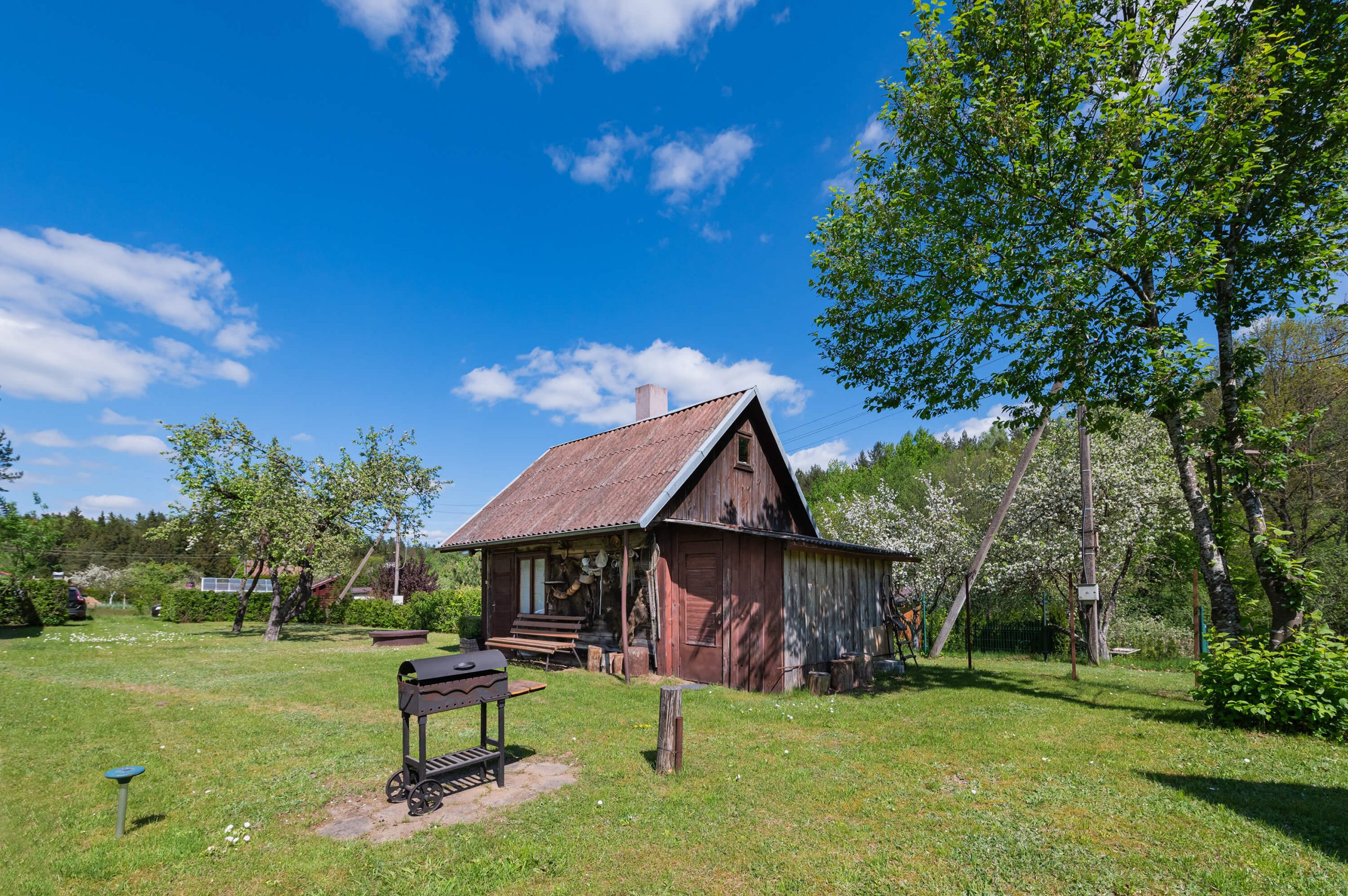 Išpuoselėta sodyba-namas su erdviu (22 a.) kraštiniu sklypu