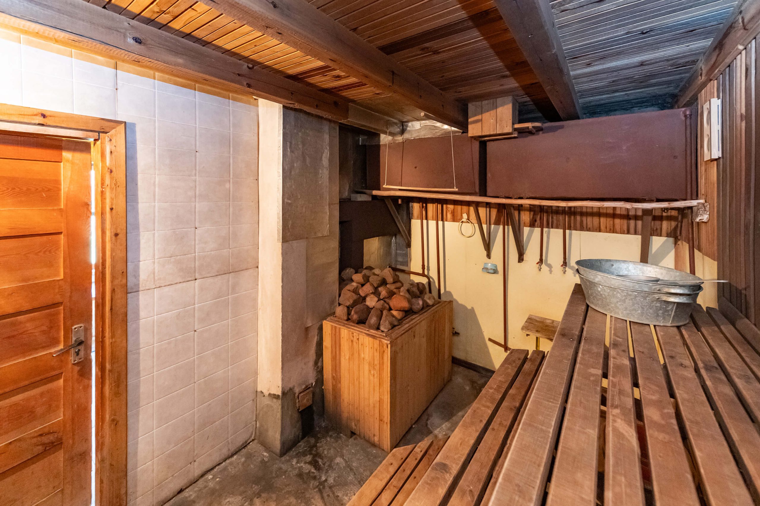 Išpuoselėta sodyba-namas su erdviu (22 a.) kraštiniu sklypu