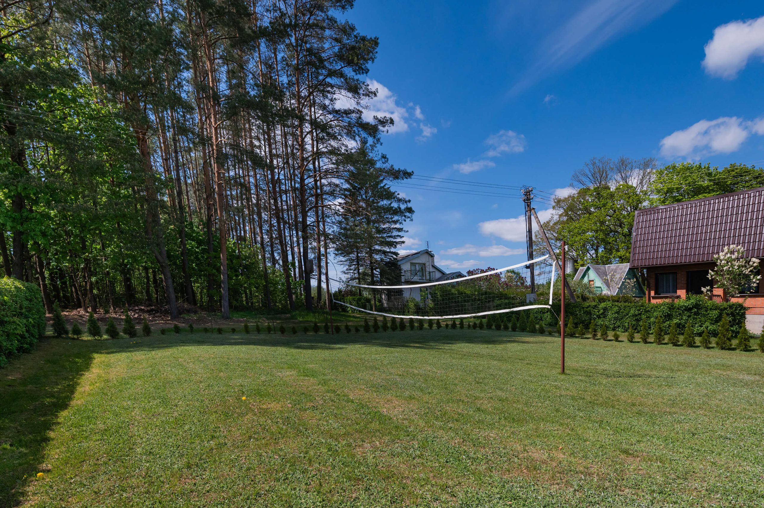 Išpuoselėta sodyba-namas su erdviu (22 a.) kraštiniu sklypu