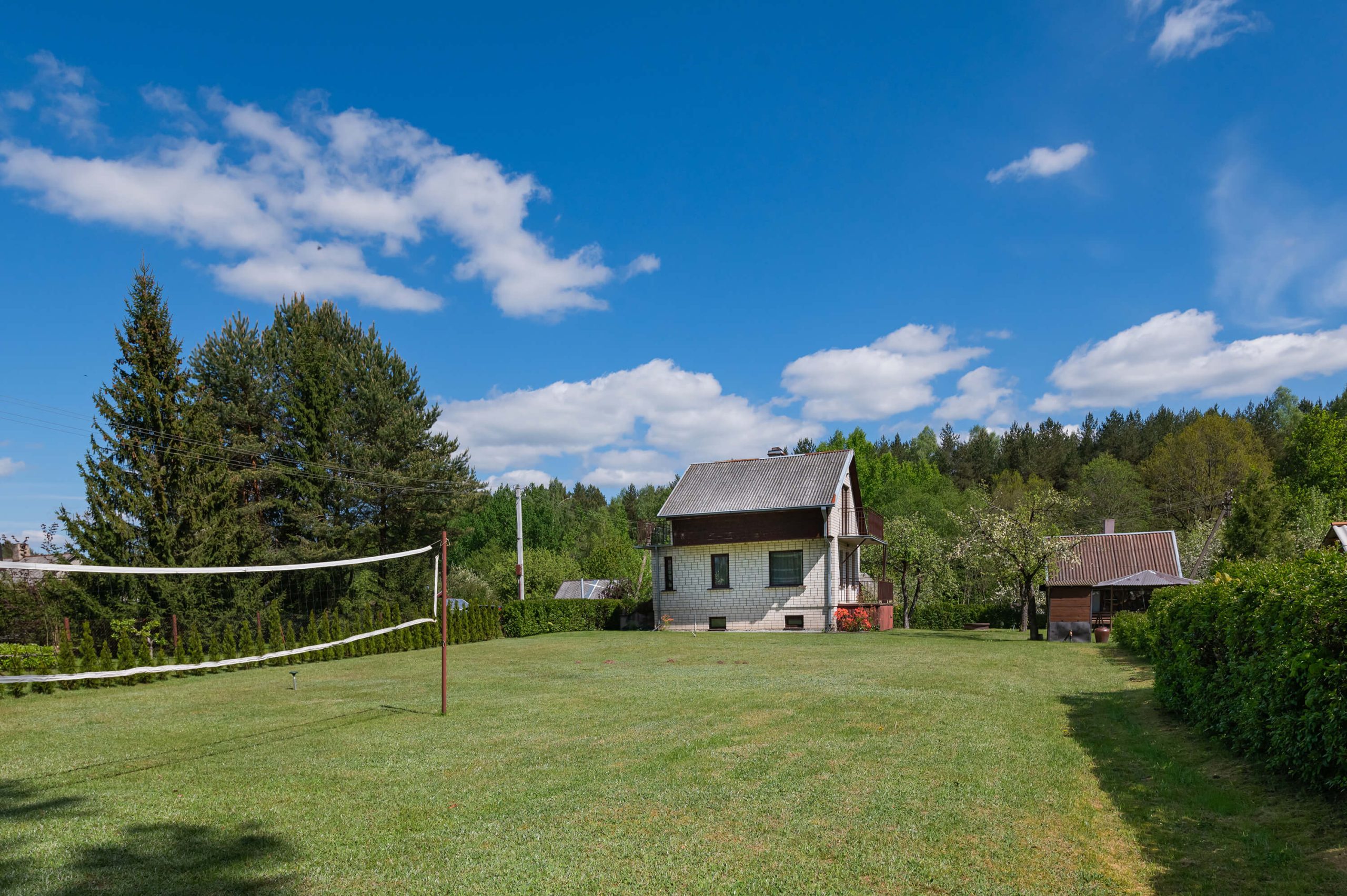 Išpuoselėta sodyba-namas su erdviu (22 a.) kraštiniu sklypu