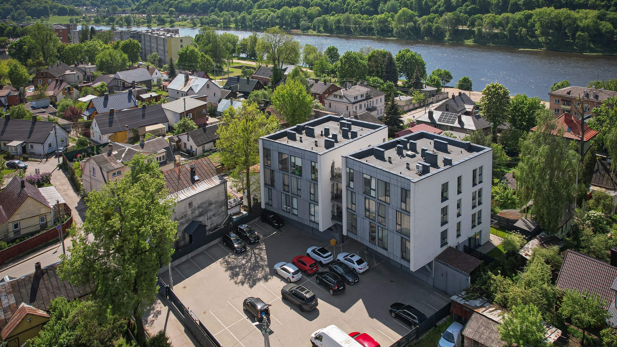 Parduodamas itin šviesus ir ekonomiškas dviejų kambarių butas netoli centrinės miesto dalies