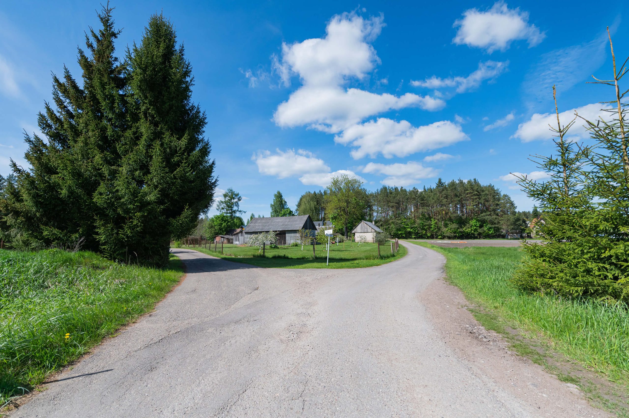 Išpuoselėta sodyba-namas su erdviu (22 a.) kraštiniu sklypu
