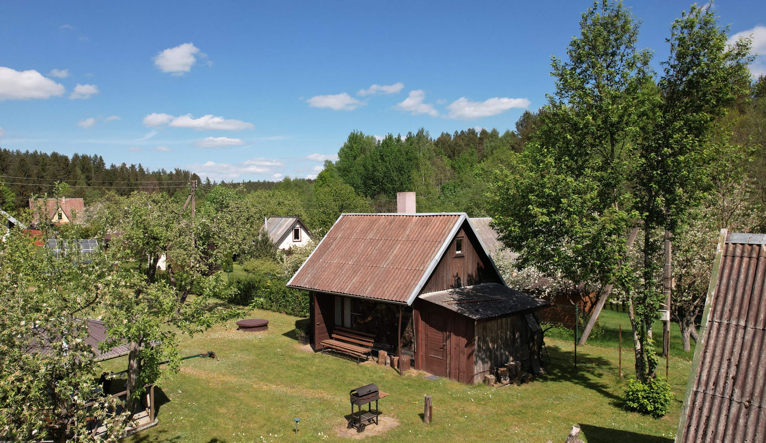 Išpuoselėta sodyba-namas su erdviu (22 a.) kraštiniu sklypu