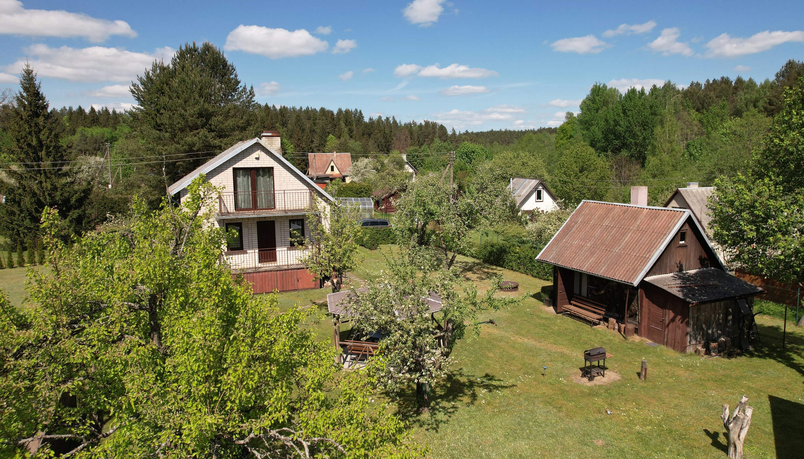 Išpuoselėta sodyba-namas su erdviu (22 a.) kraštiniu sklypu