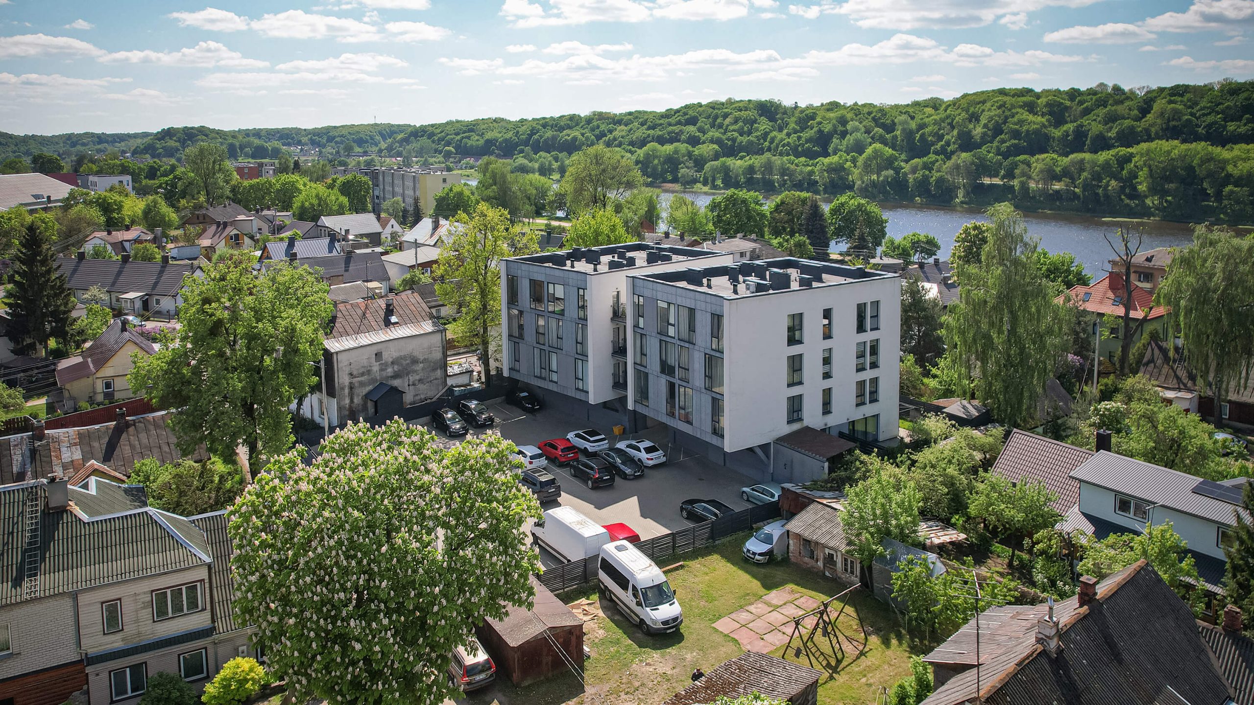 Parduodamas itin šviesus ir ekonomiškas dviejų kambarių butas netoli centrinės miesto dalies