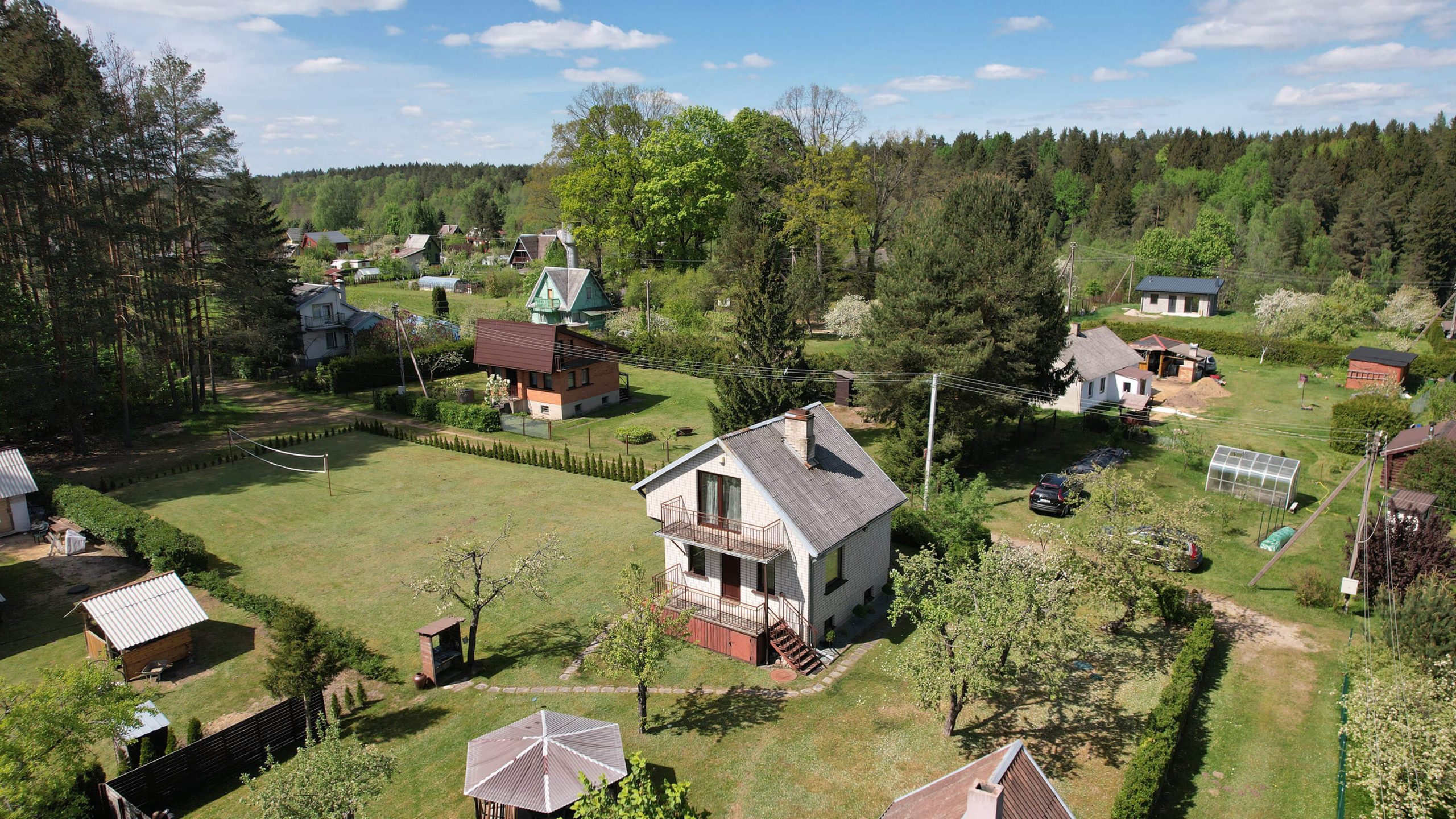 Išpuoselėta sodyba-namas su erdviu (22 a.) kraštiniu sklypu