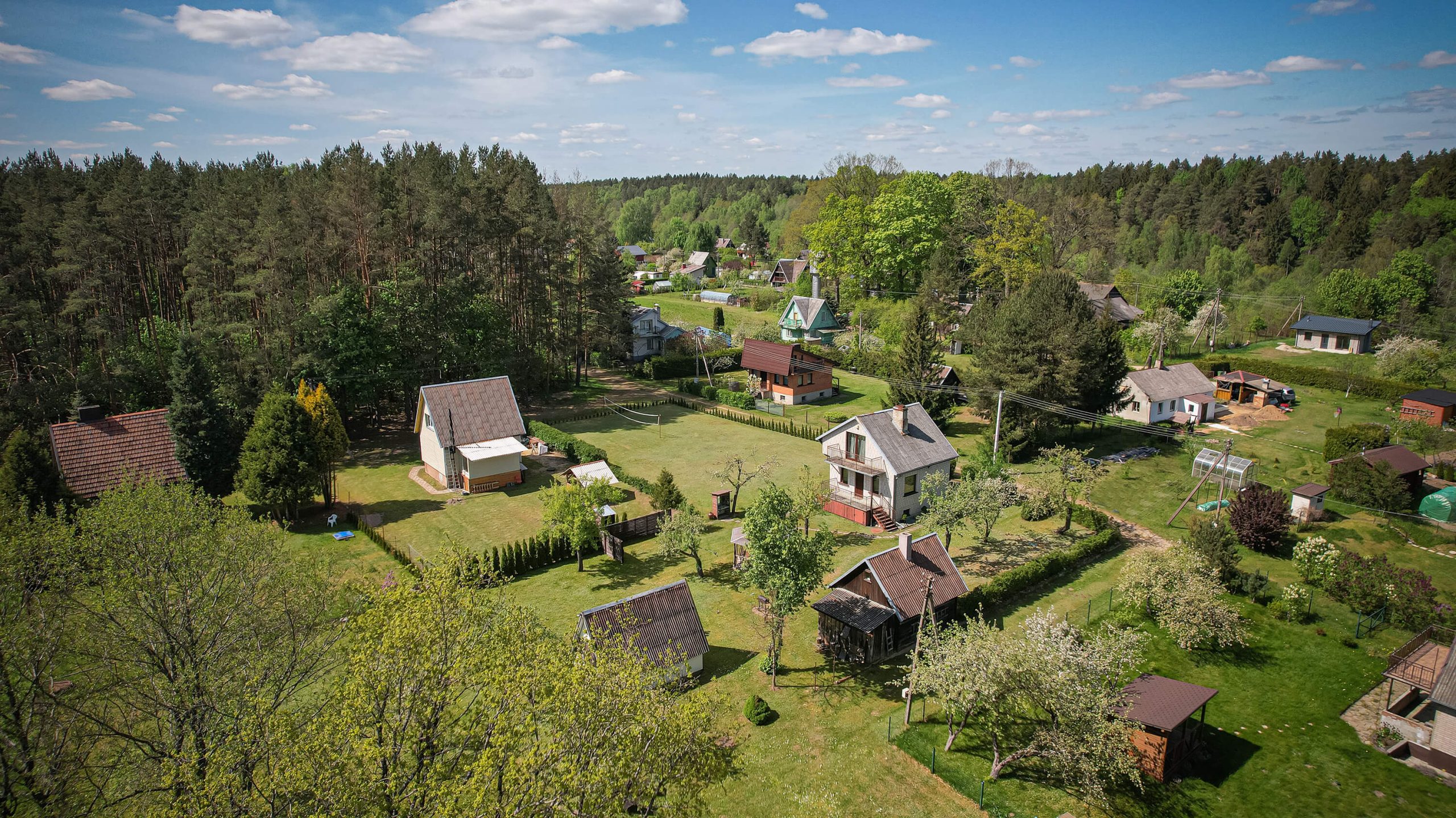 Išpuoselėta sodyba-namas su erdviu (22 a.) kraštiniu sklypu