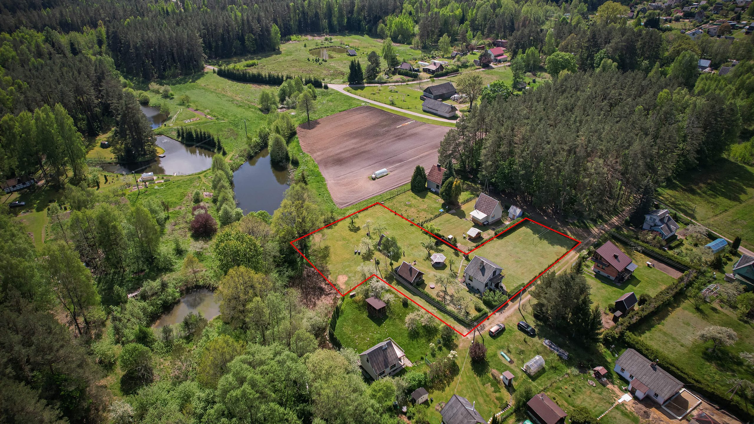 Išpuoselėta sodyba-namas su erdviu (22 a.) kraštiniu sklypu