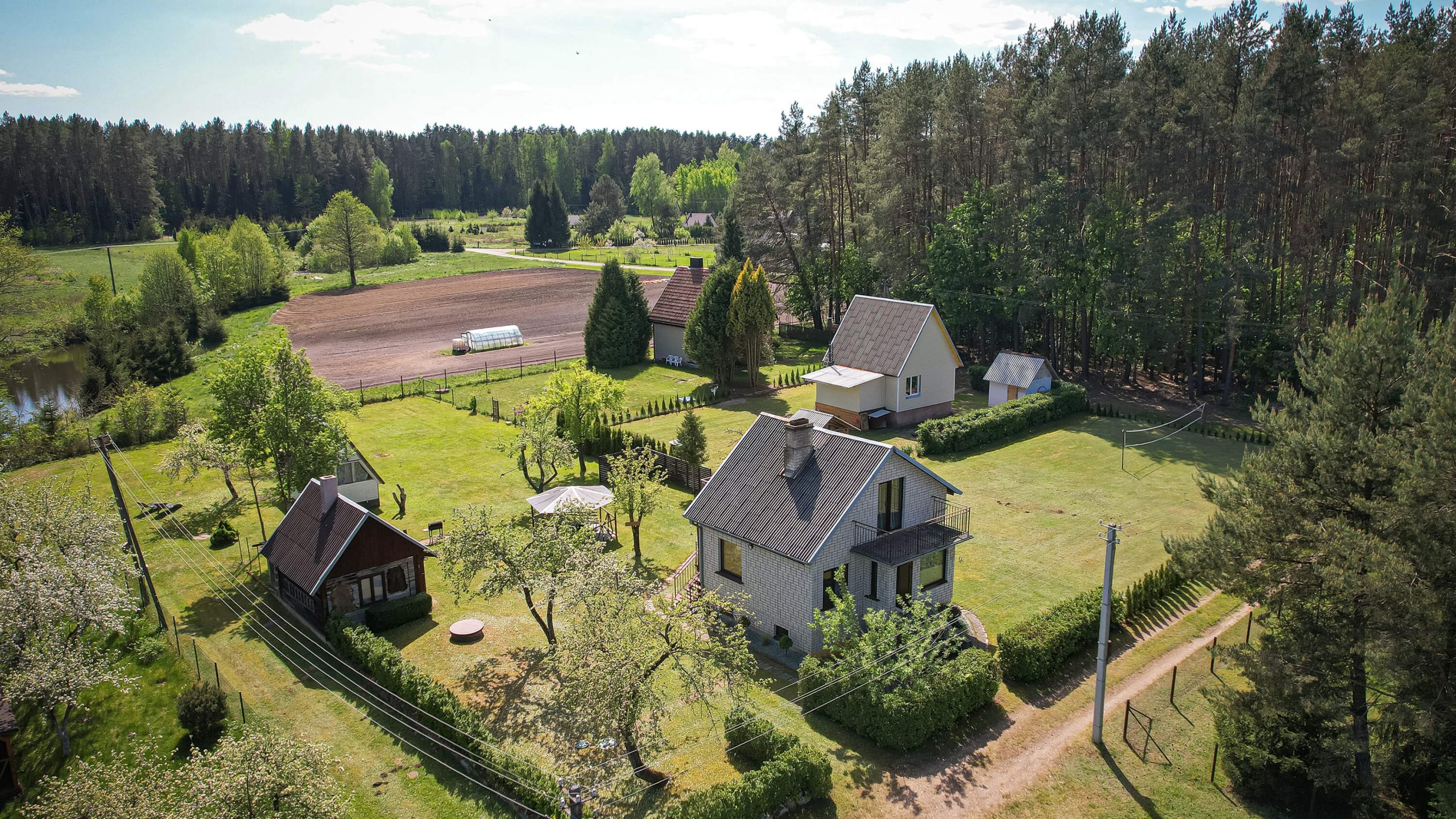 Išpuoselėta sodyba-namas su erdviu (22 a.) kraštiniu sklypu