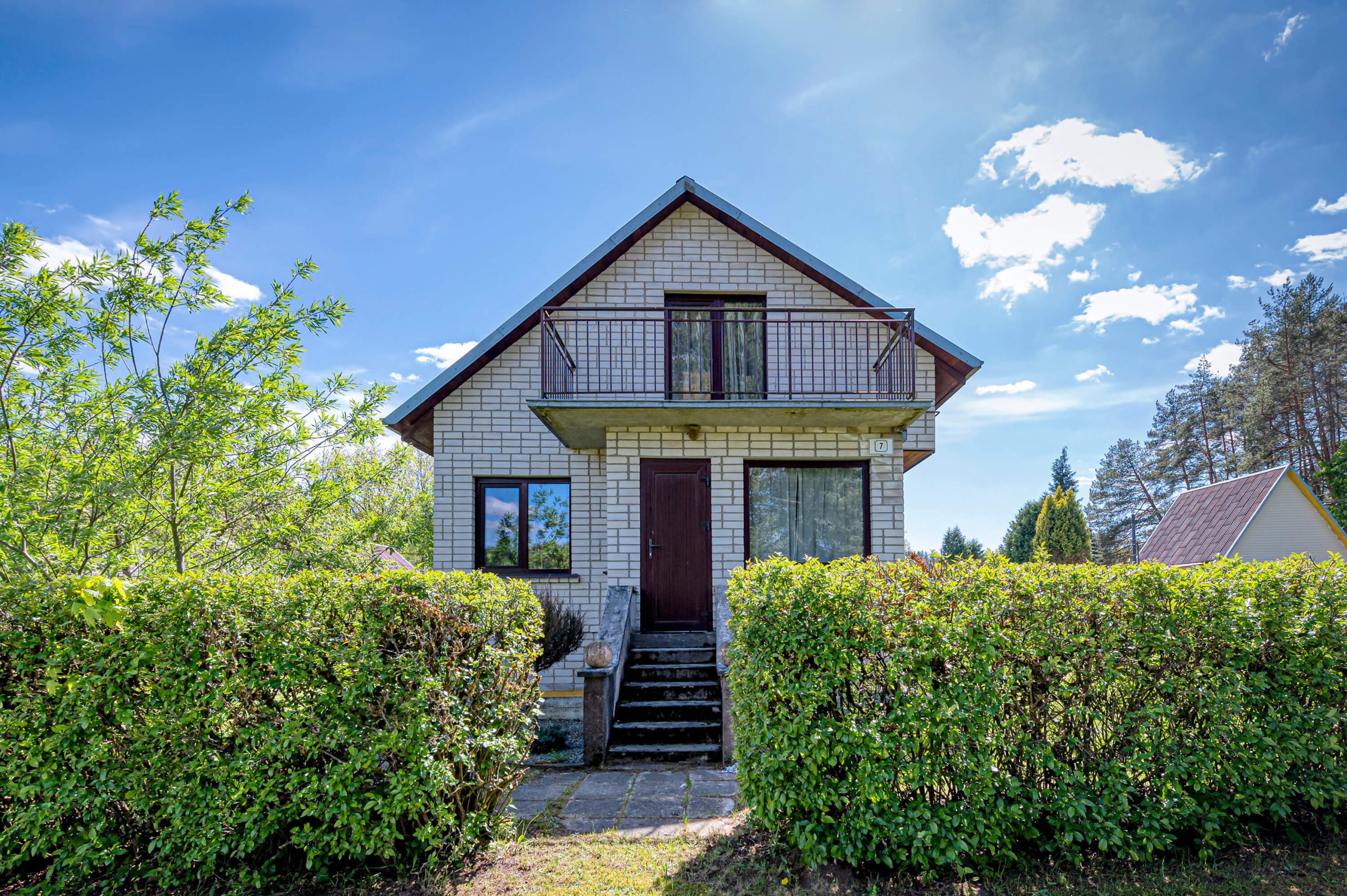 Išpuoselėta sodyba-namas su erdviu (22 a.) kraštiniu sklypu