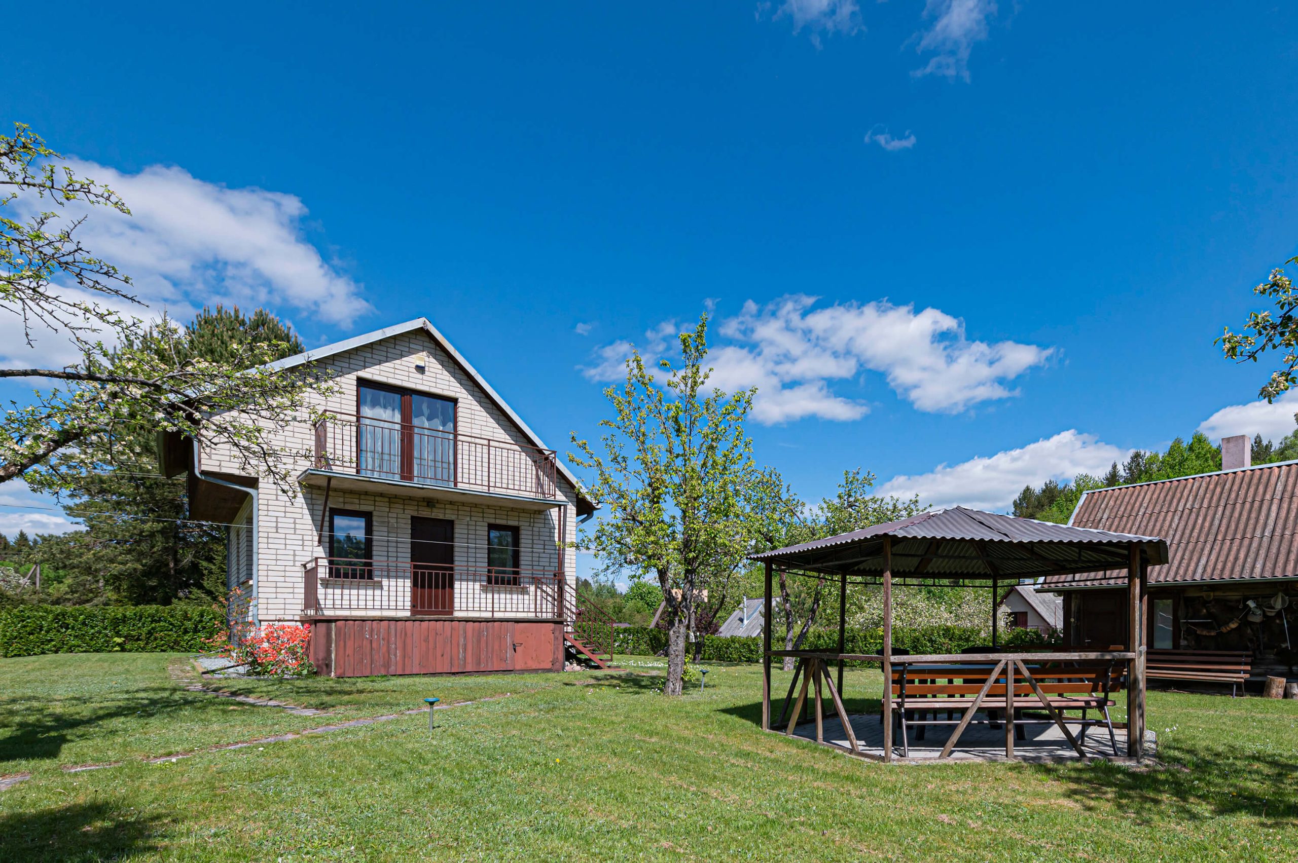 Išpuoselėta sodyba-namas su erdviu (22 a.) kraštiniu sklypu