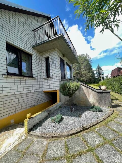 Išpuoselėta sodyba-namas su erdviu (22 a.) kraštiniu sklypu