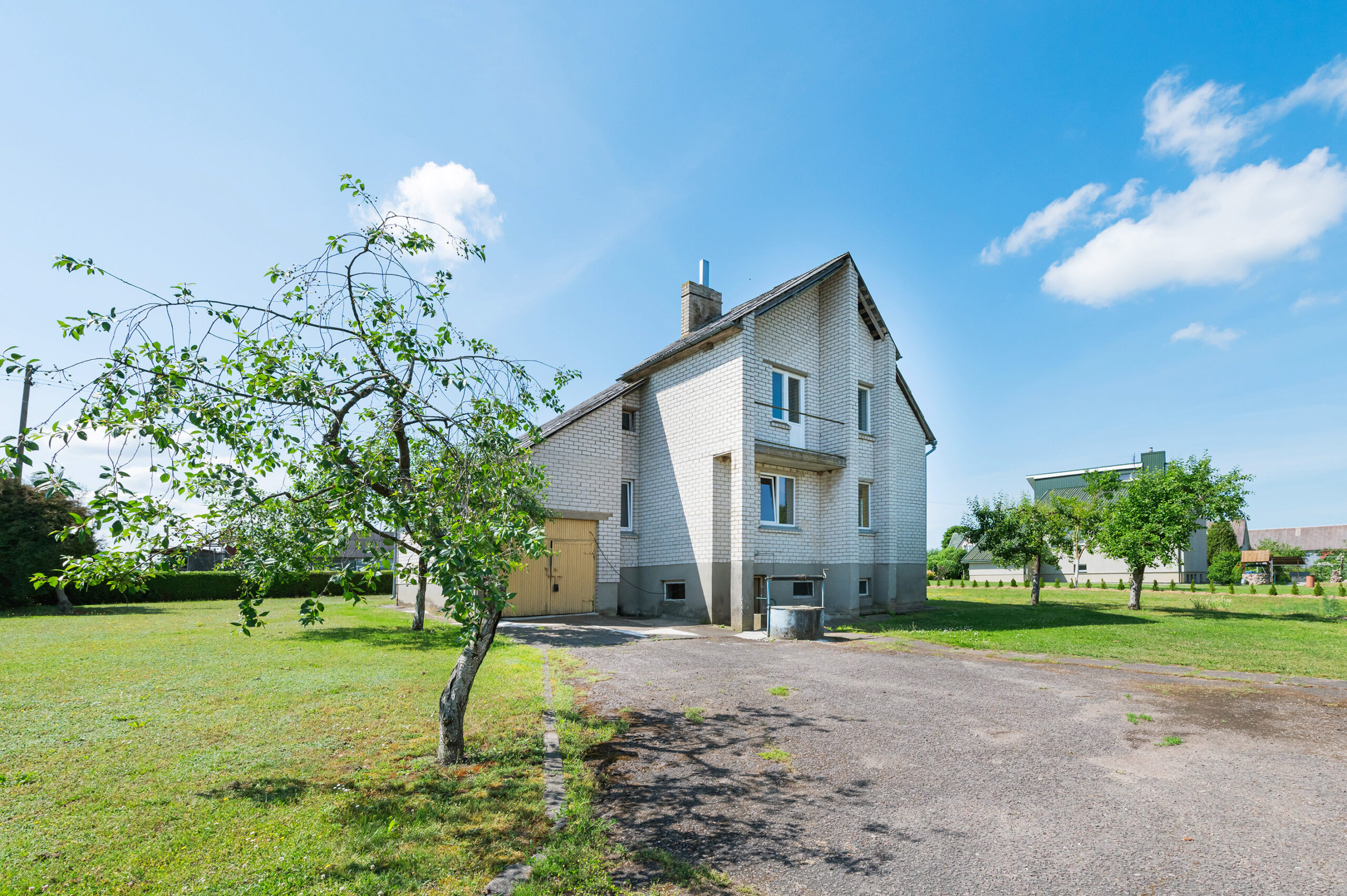 Erdvus mūrinis namas ramioje vietoje