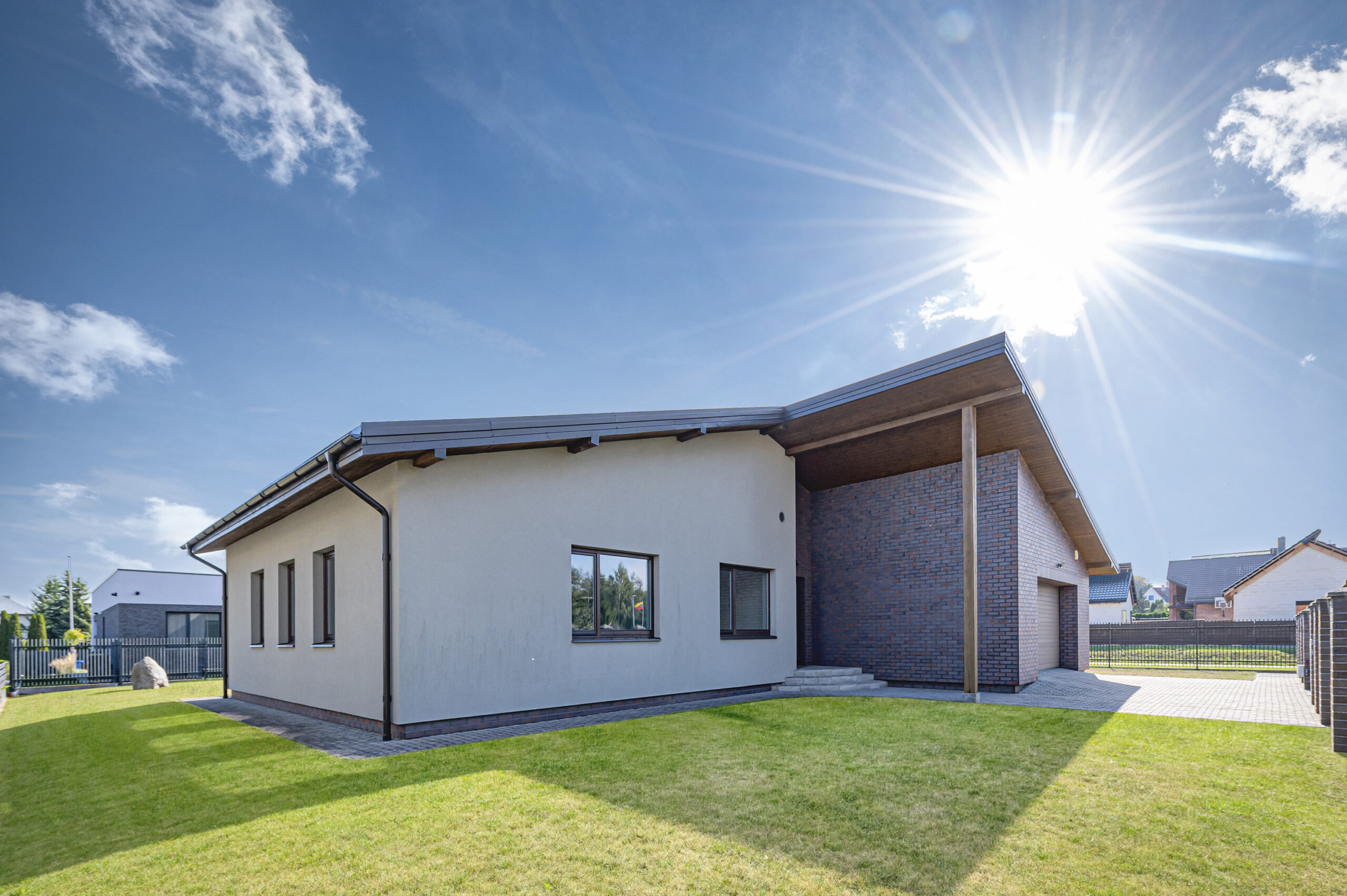 Parduodamas ilgaamžės architektūros namas su garažu Marijampolės mieste