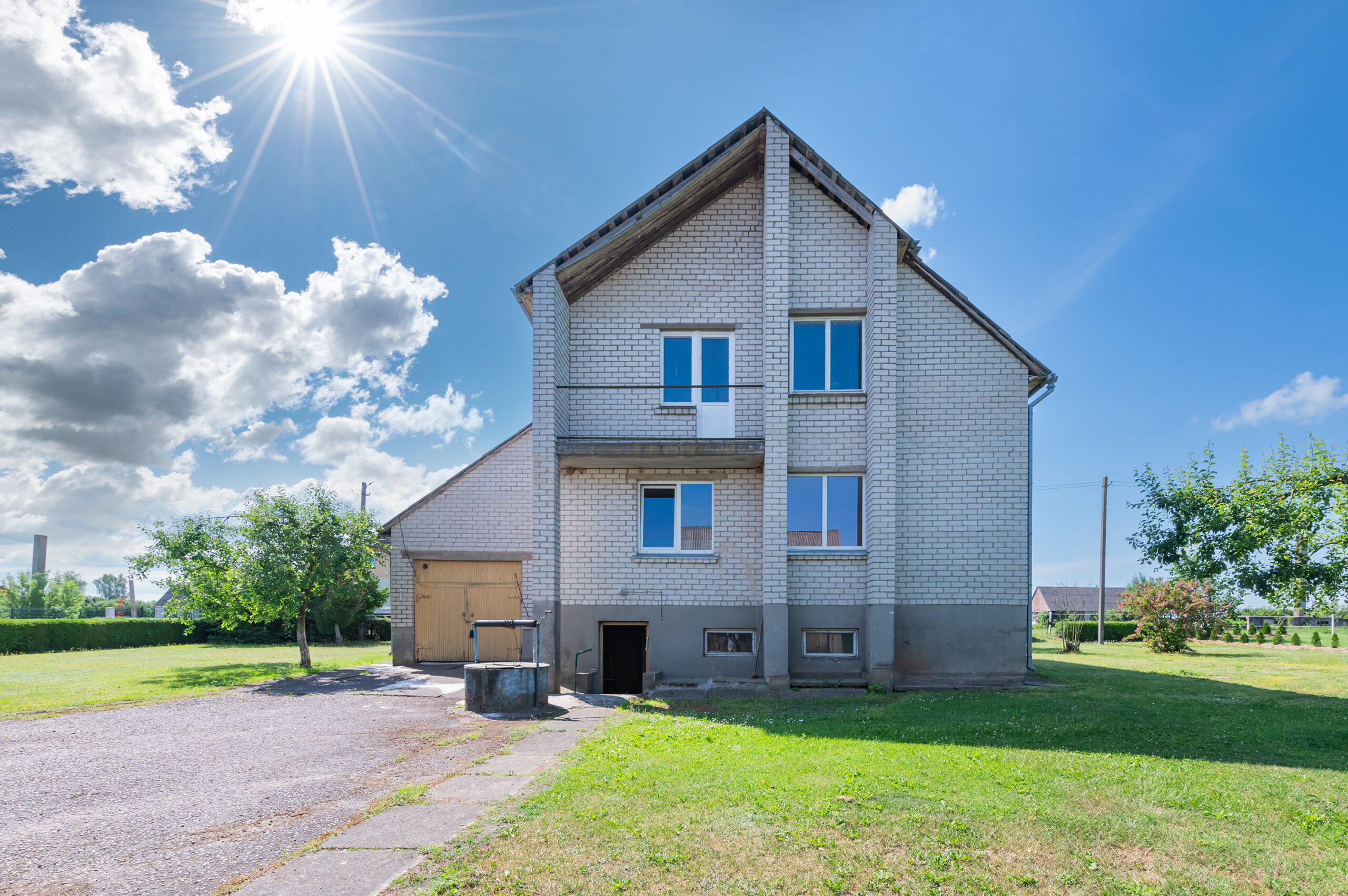 Erdvus mūrinis namas ramioje vietoje