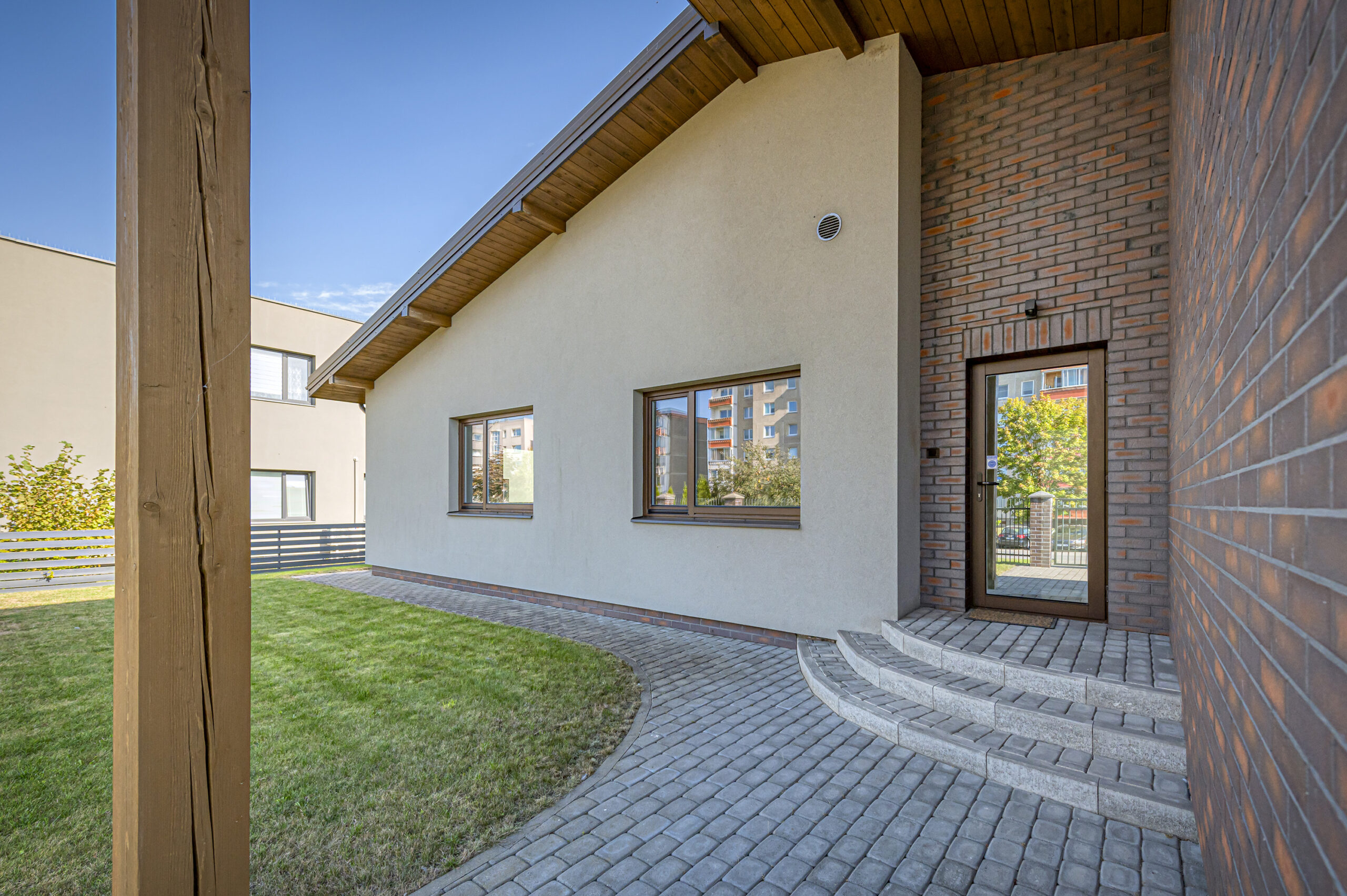 Parduodamas ilgaamžės architektūros namas su garažu Marijampolės mieste