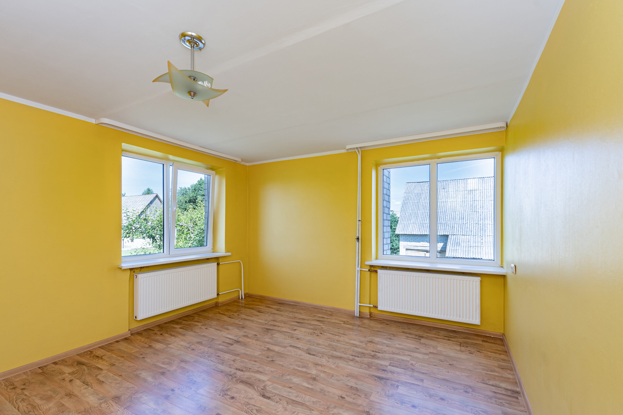 Erdvus mūrinis namas ramioje vietoje