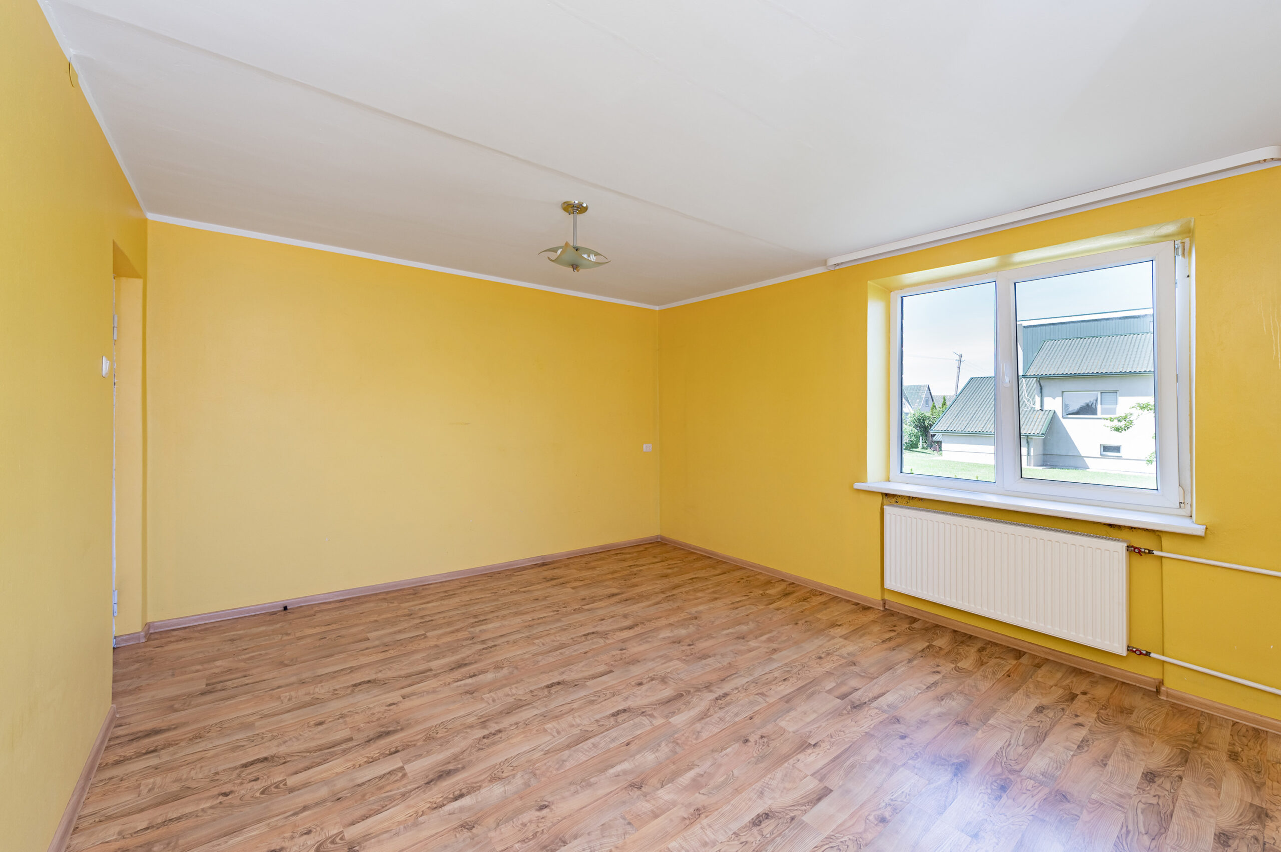 Erdvus mūrinis namas ramioje vietoje