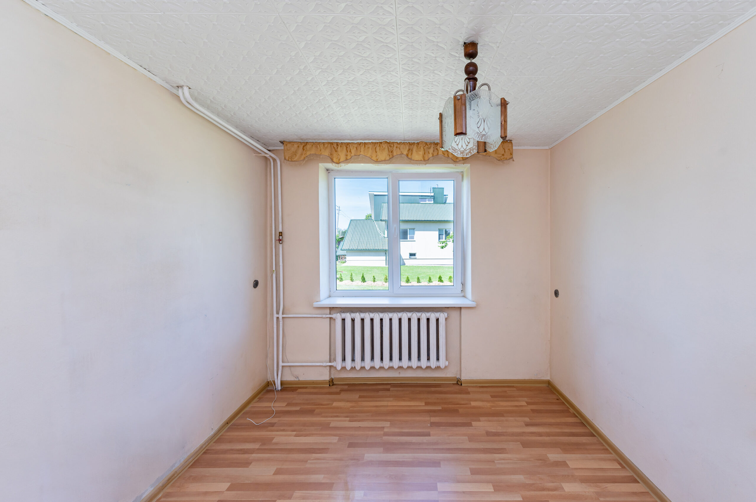 Erdvus mūrinis namas ramioje vietoje