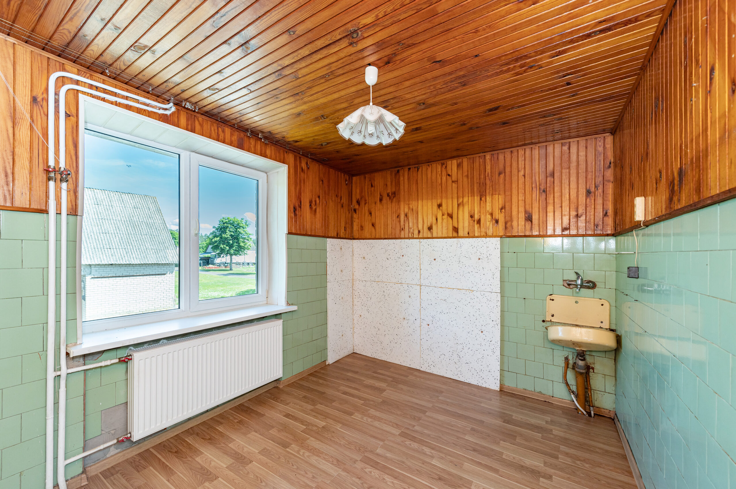 Erdvus mūrinis namas ramioje vietoje