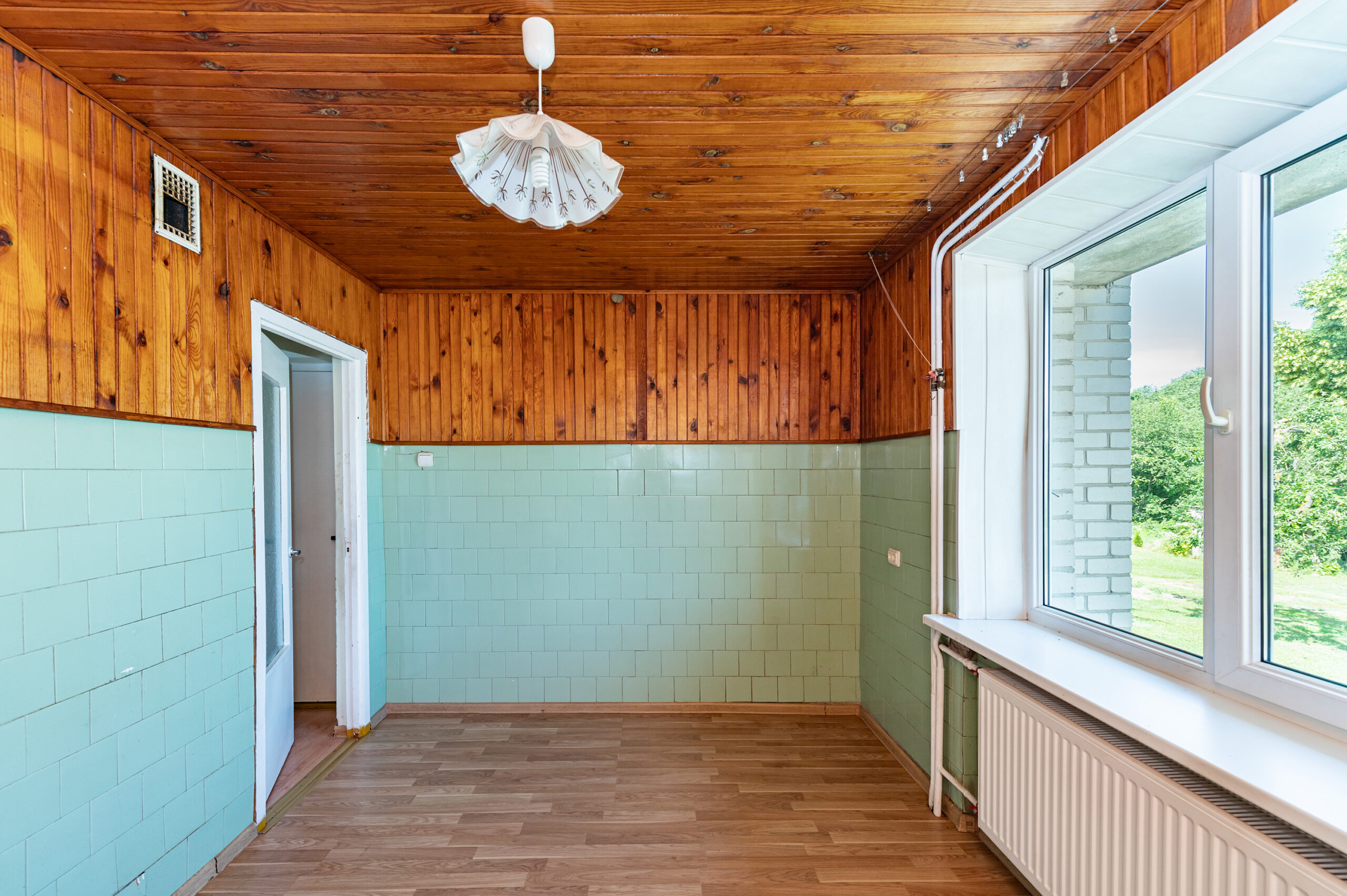 Erdvus mūrinis namas ramioje vietoje