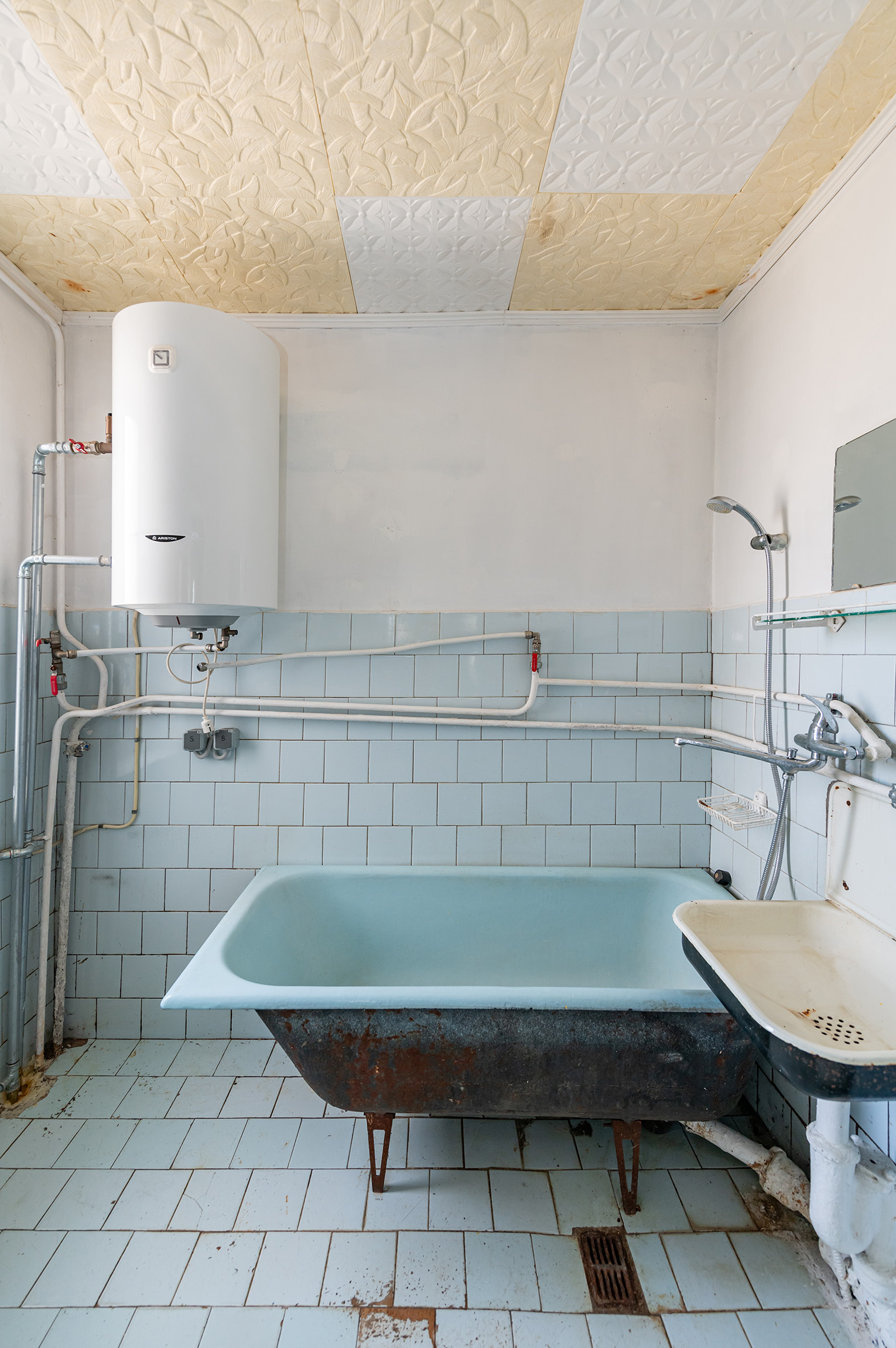 Erdvus mūrinis namas ramioje vietoje