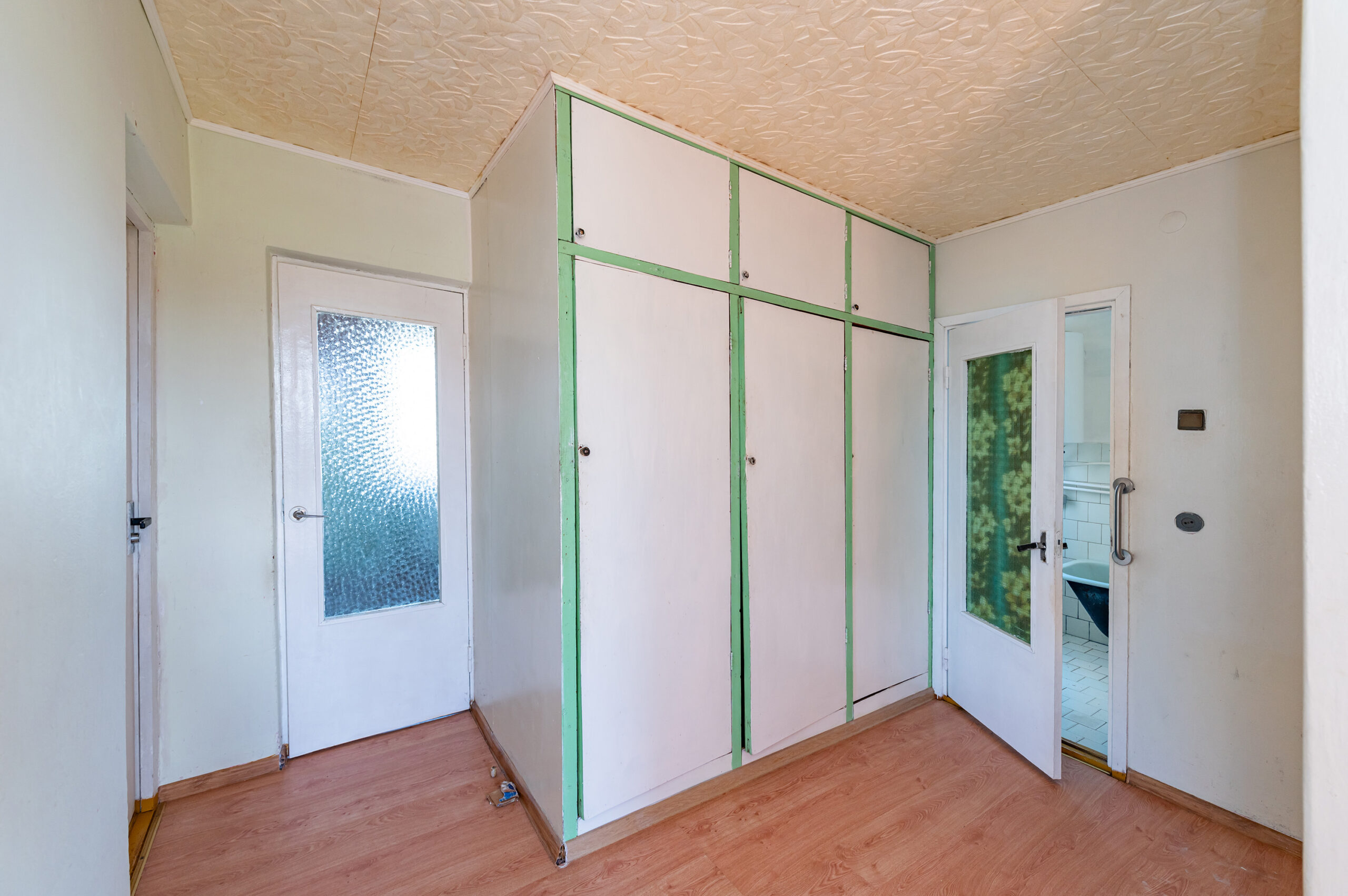 Erdvus mūrinis namas ramioje vietoje