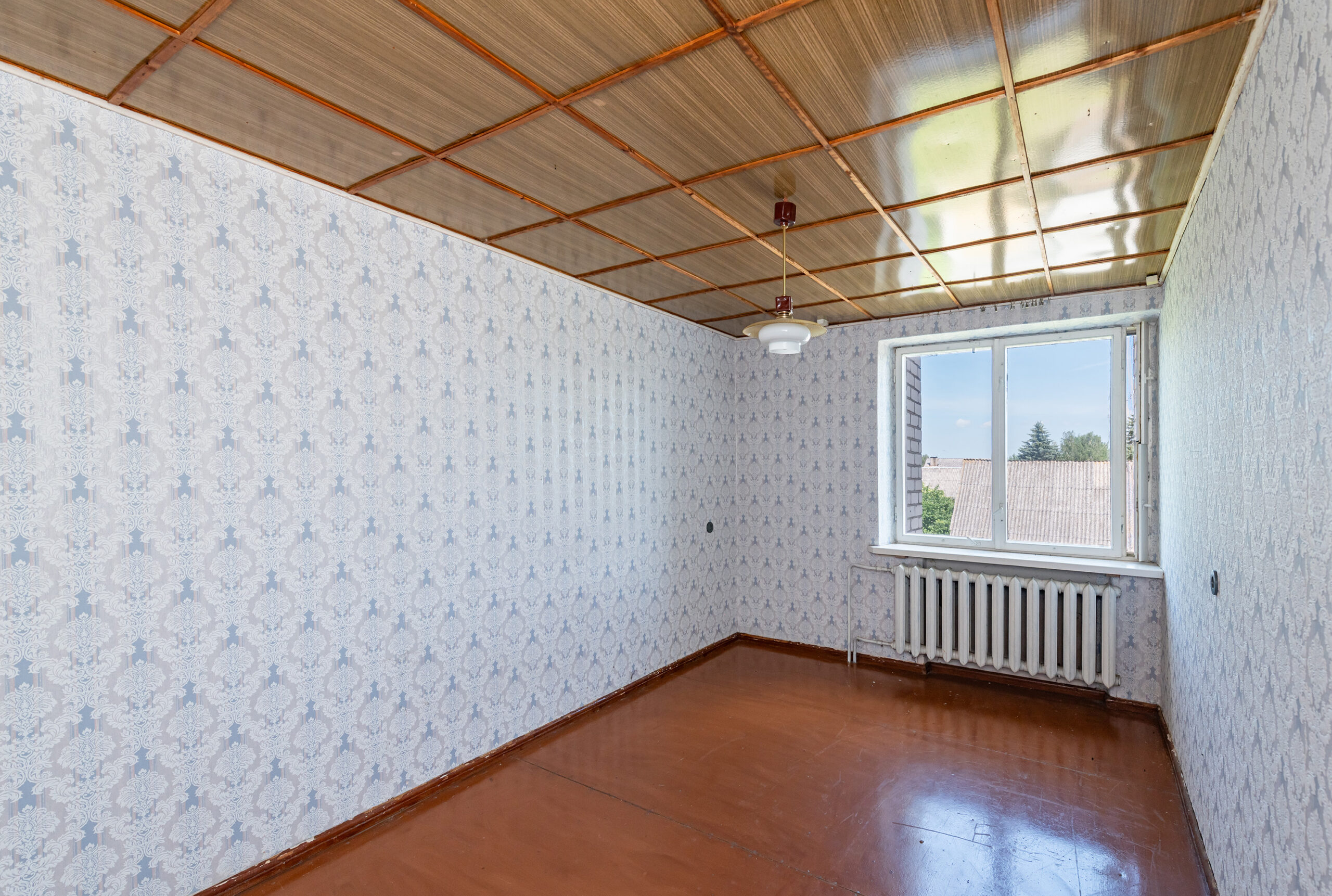 Erdvus mūrinis namas ramioje vietoje