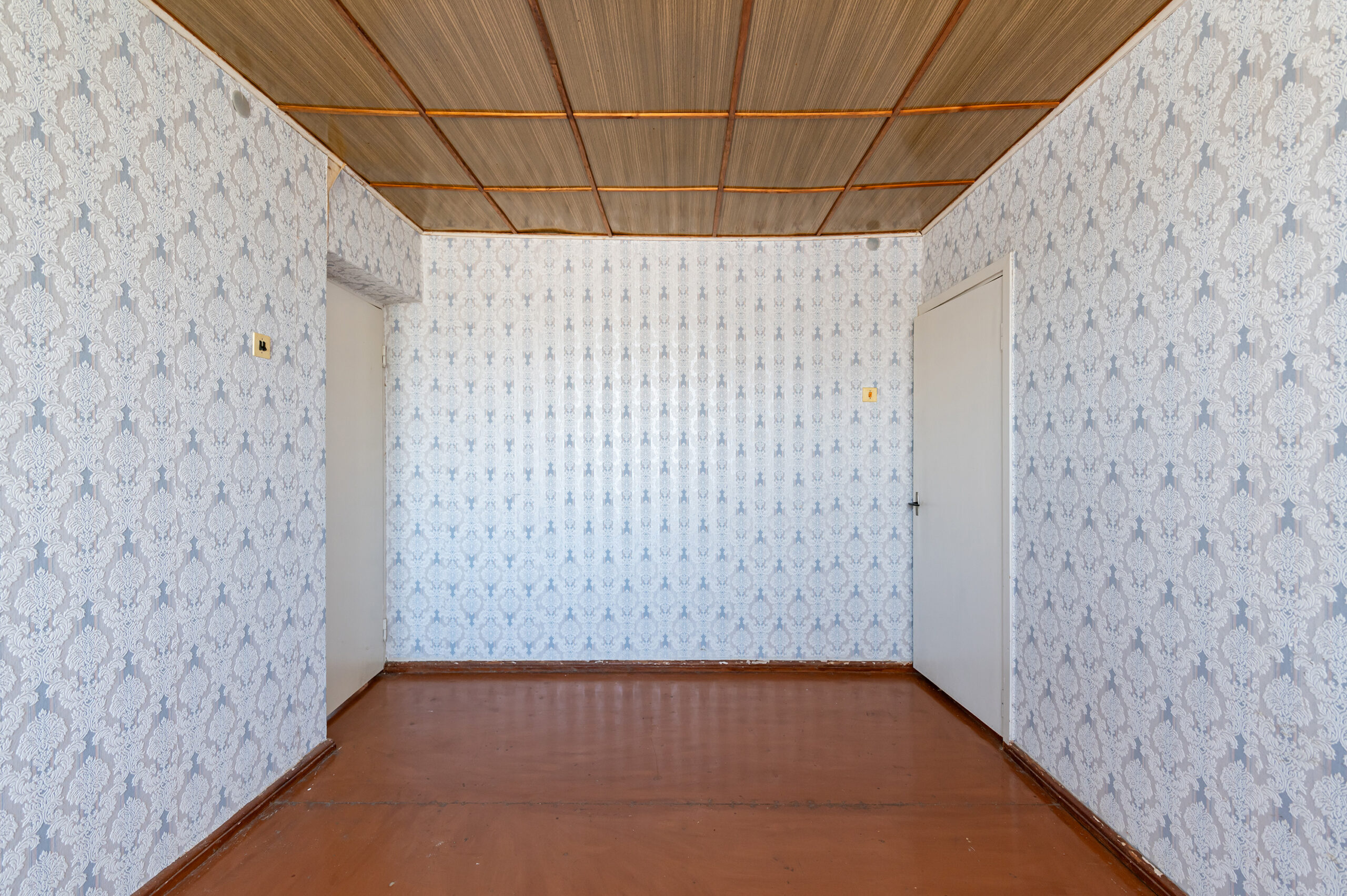 Erdvus mūrinis namas ramioje vietoje