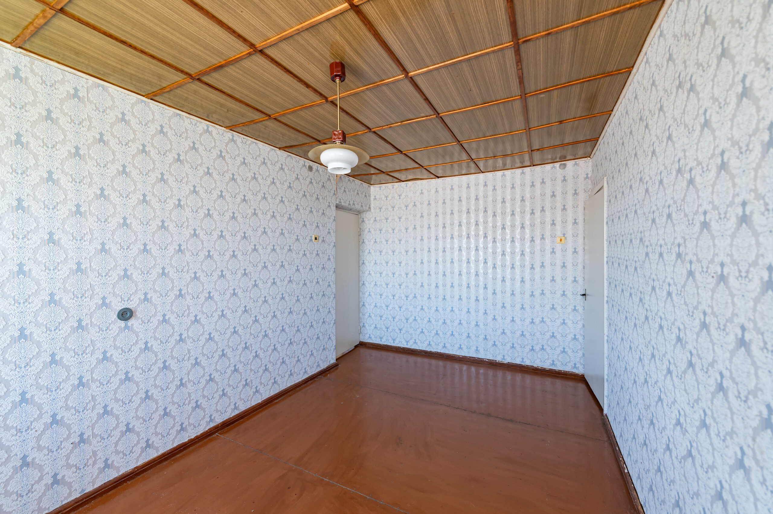 Erdvus mūrinis namas ramioje vietoje