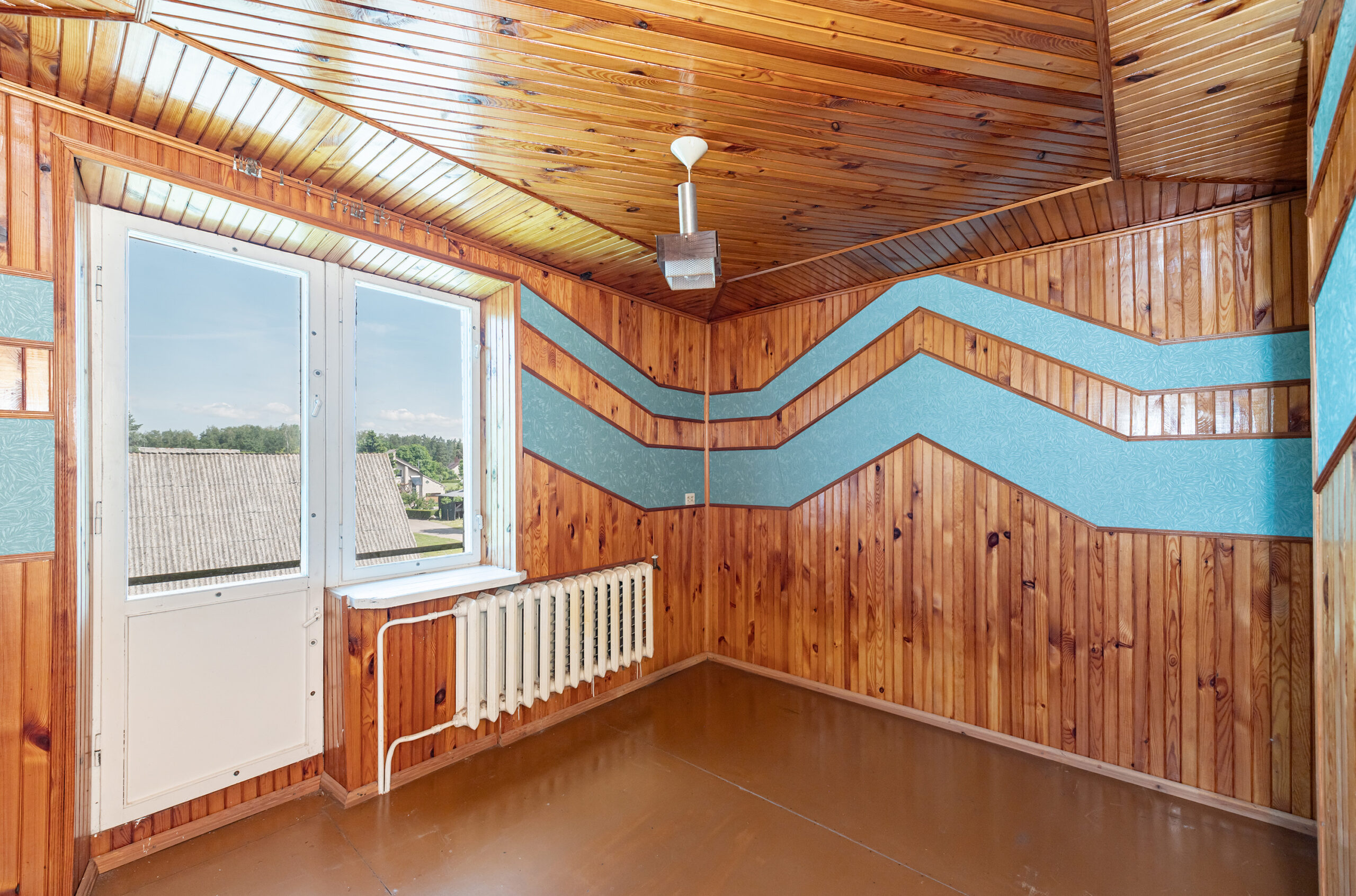 Erdvus mūrinis namas ramioje vietoje