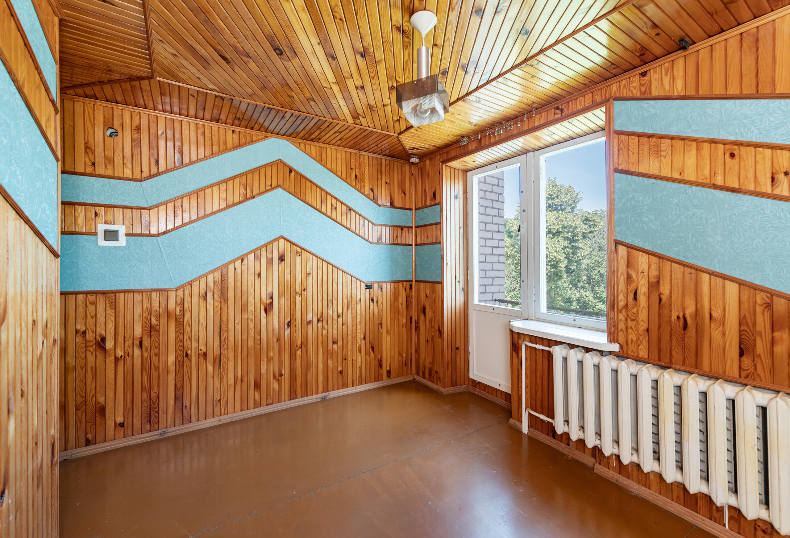 Erdvus mūrinis namas ramioje vietoje