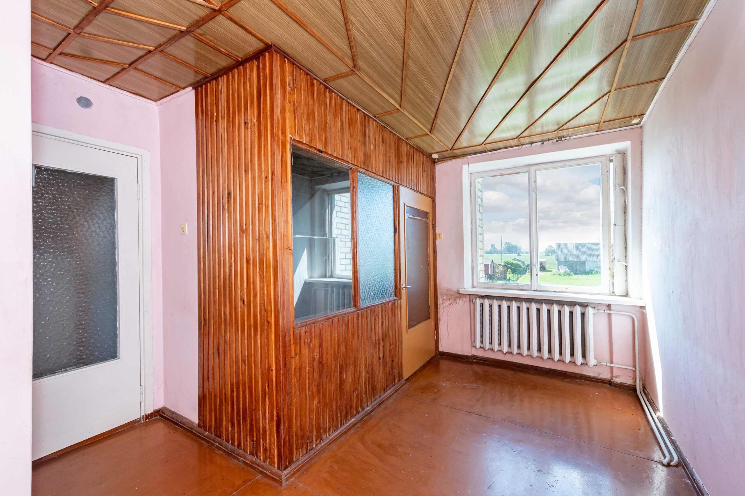 Erdvus mūrinis namas ramioje vietoje